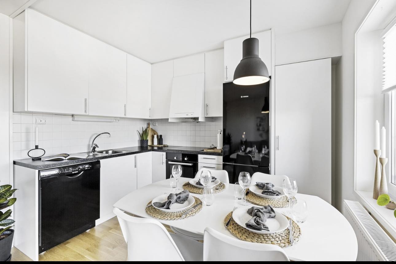 Kjøkkenet har integrert platetopp og komfyr. Frittstående oppvaskmaskin og kjøleskap