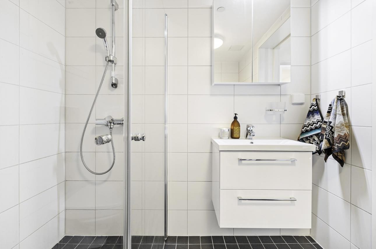 Servant med skuffer og dusj med innfellbare glassdører