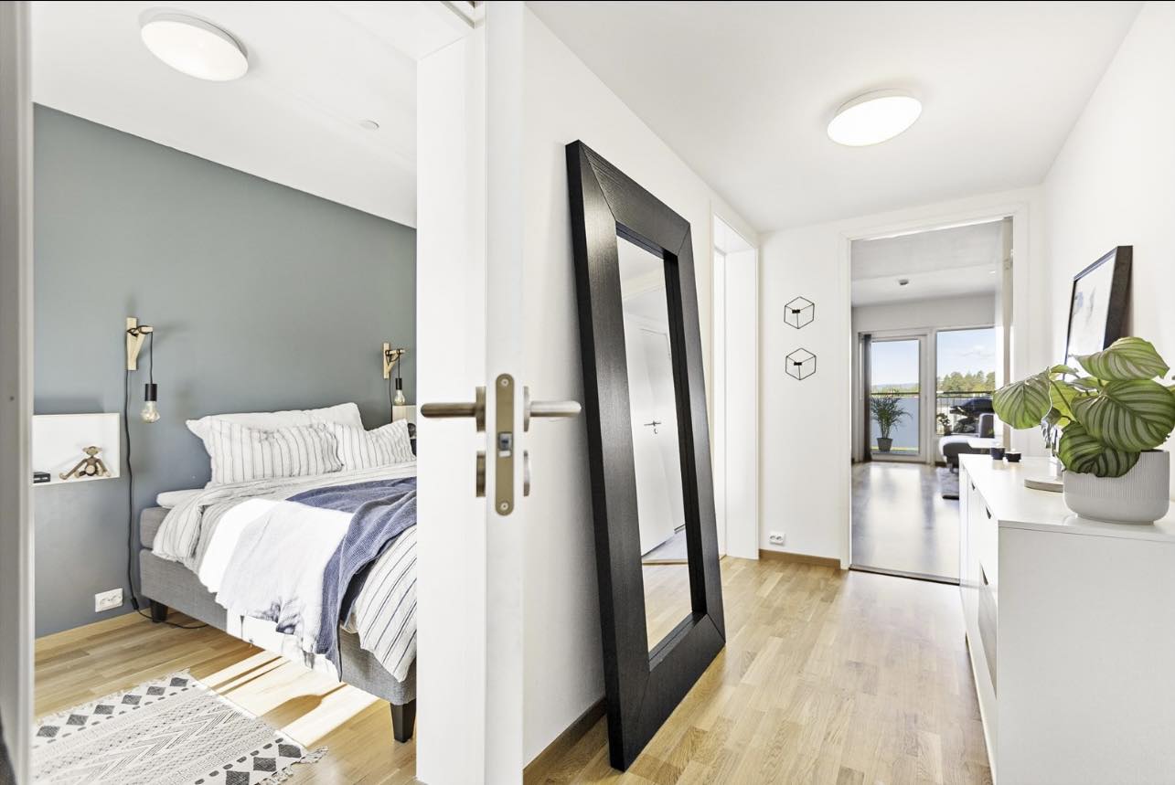 Fra gangen er det 2 skyvedører inn til hovedsoverommet