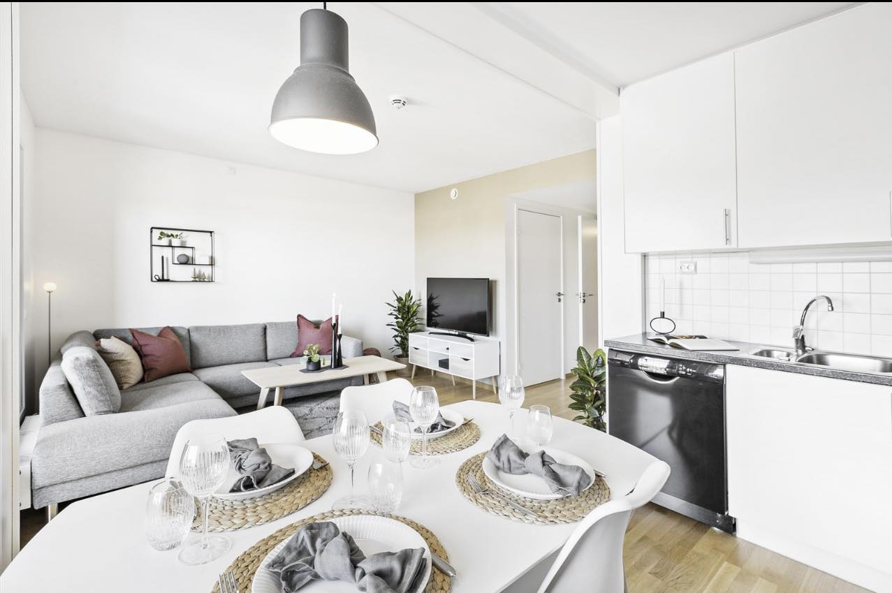 Det er god plass til spisebord i leiligheten. Her kan man invitere godevenner og familie