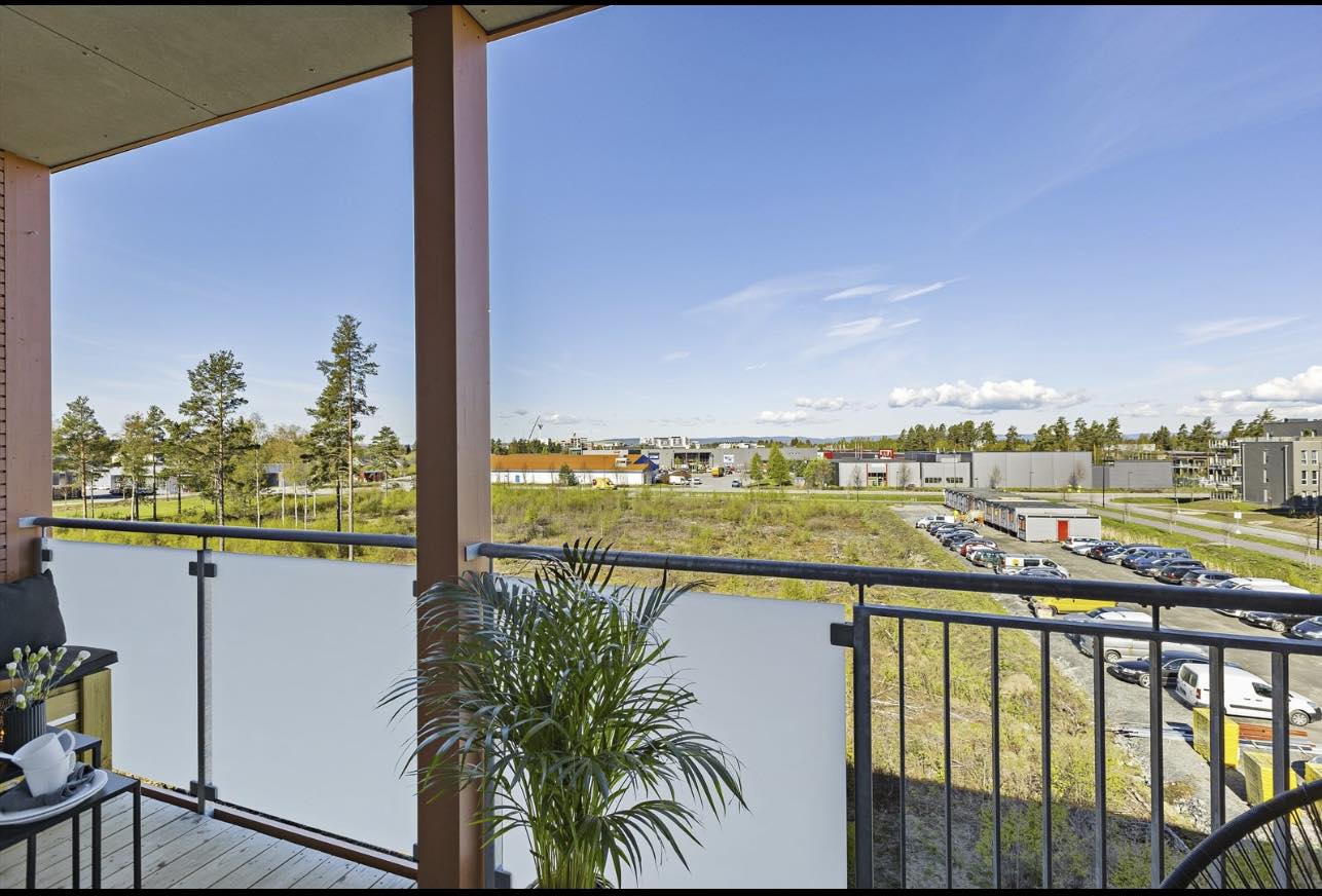 Hyggelig balkong! Utsikten fra balkongen er noe endret siden bildet ble tatt