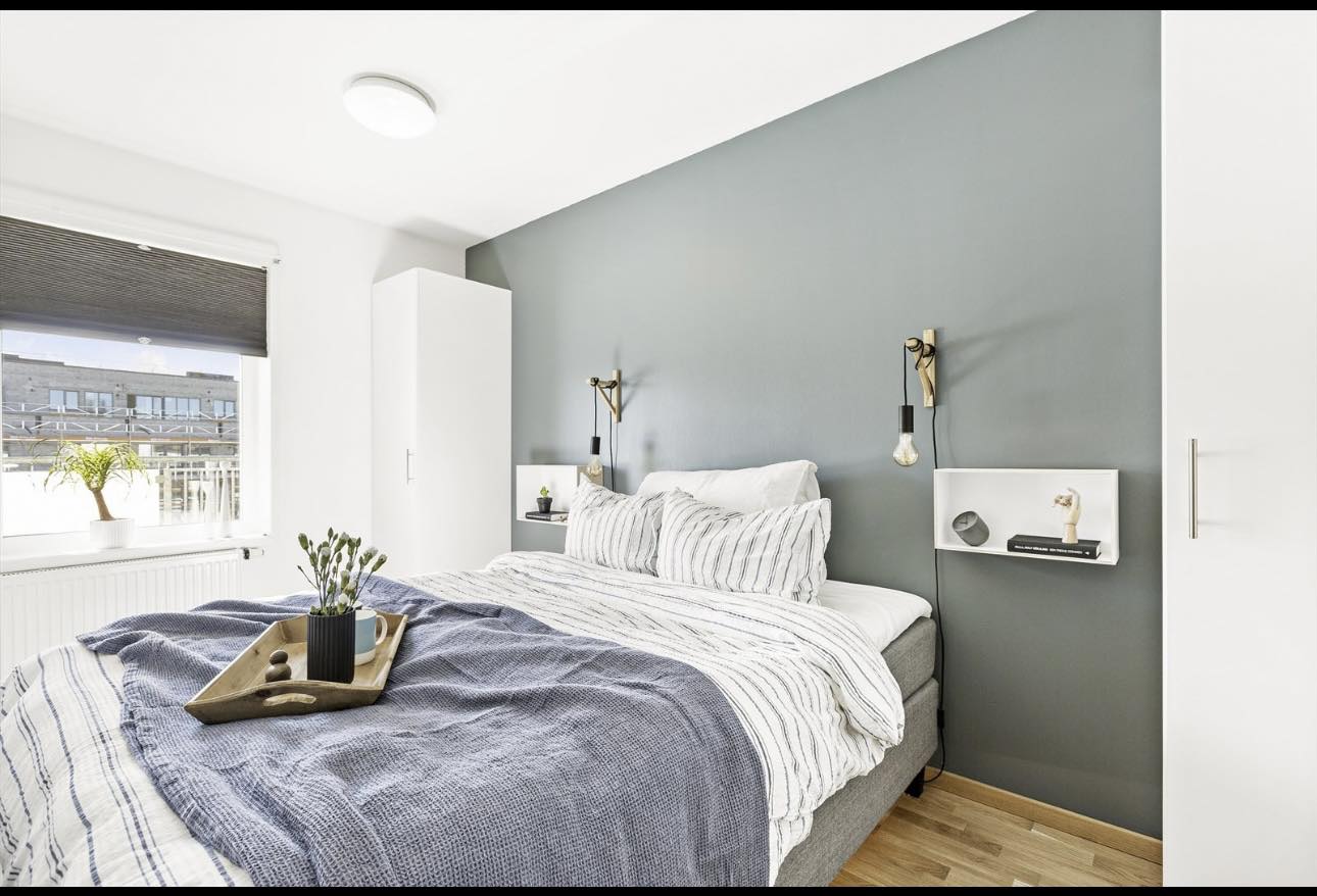 Pent hovedsoverom med god plass til dobbeltseng og tilhørende nattbord