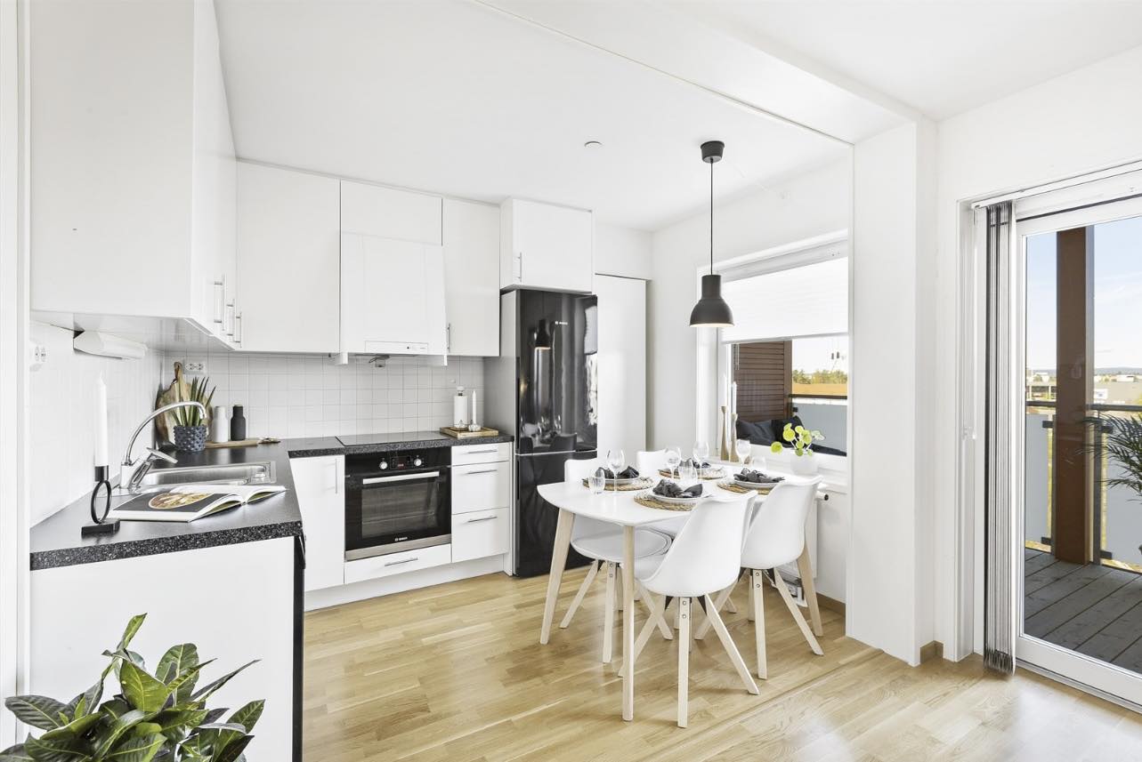 Pent kjøkken med glatte fronter og mye skap- og benkeplass