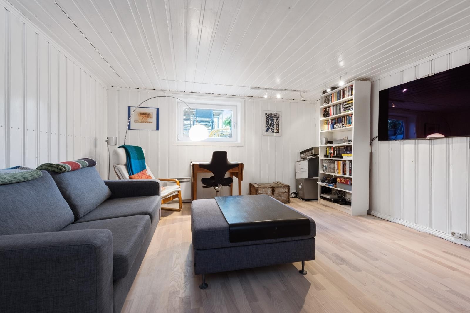 Fin kjellerstue med peisoven.