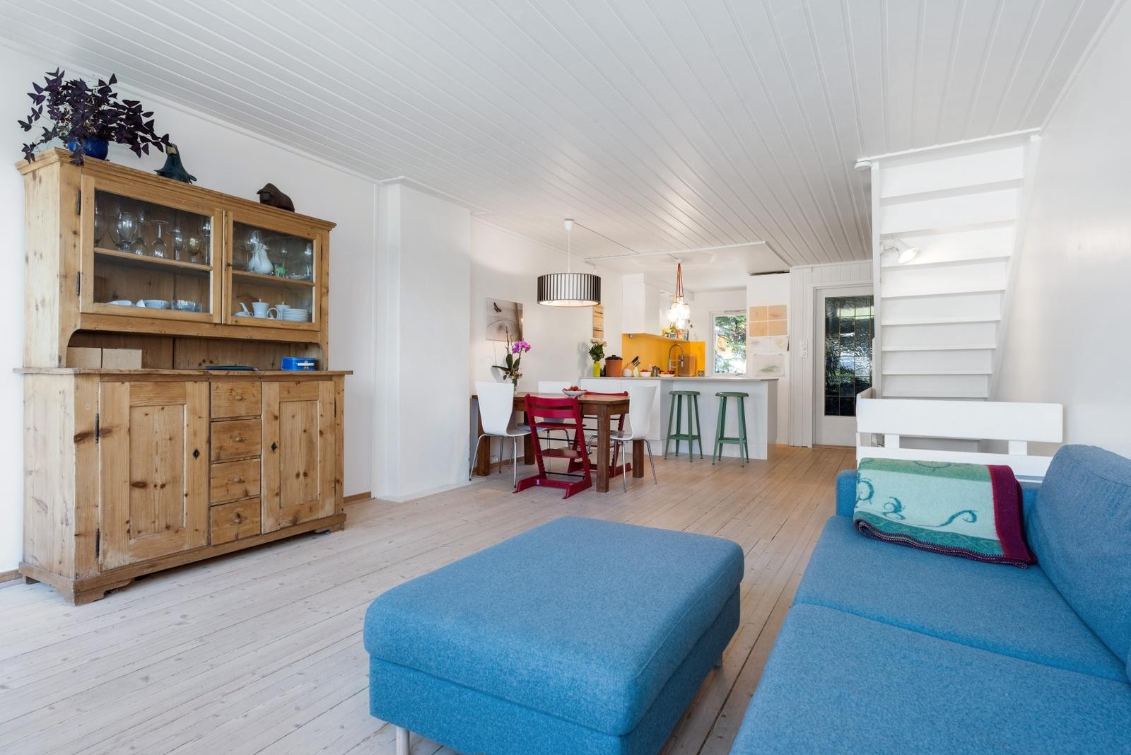 Åpen kjøkkenløsning og plass til spisebord.