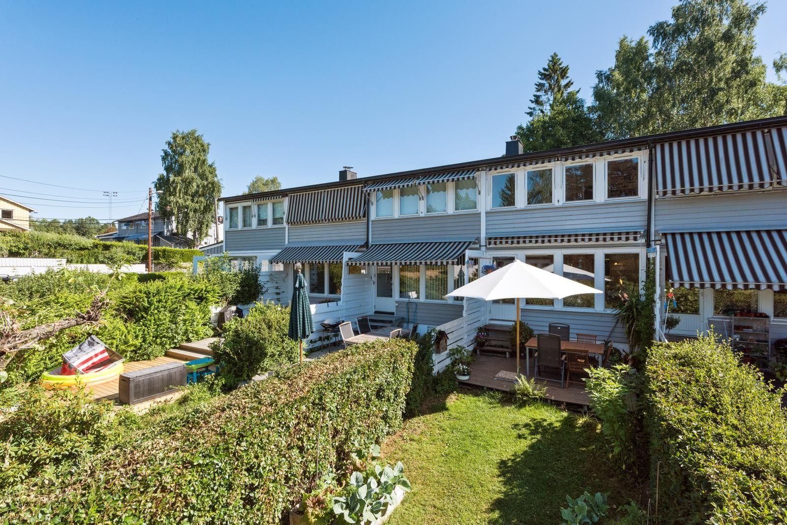 Terrasse og frodig hage som vender mot sør.