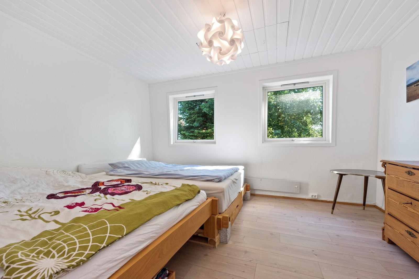 Usjenert stort soverom med utsikt i det grønne.