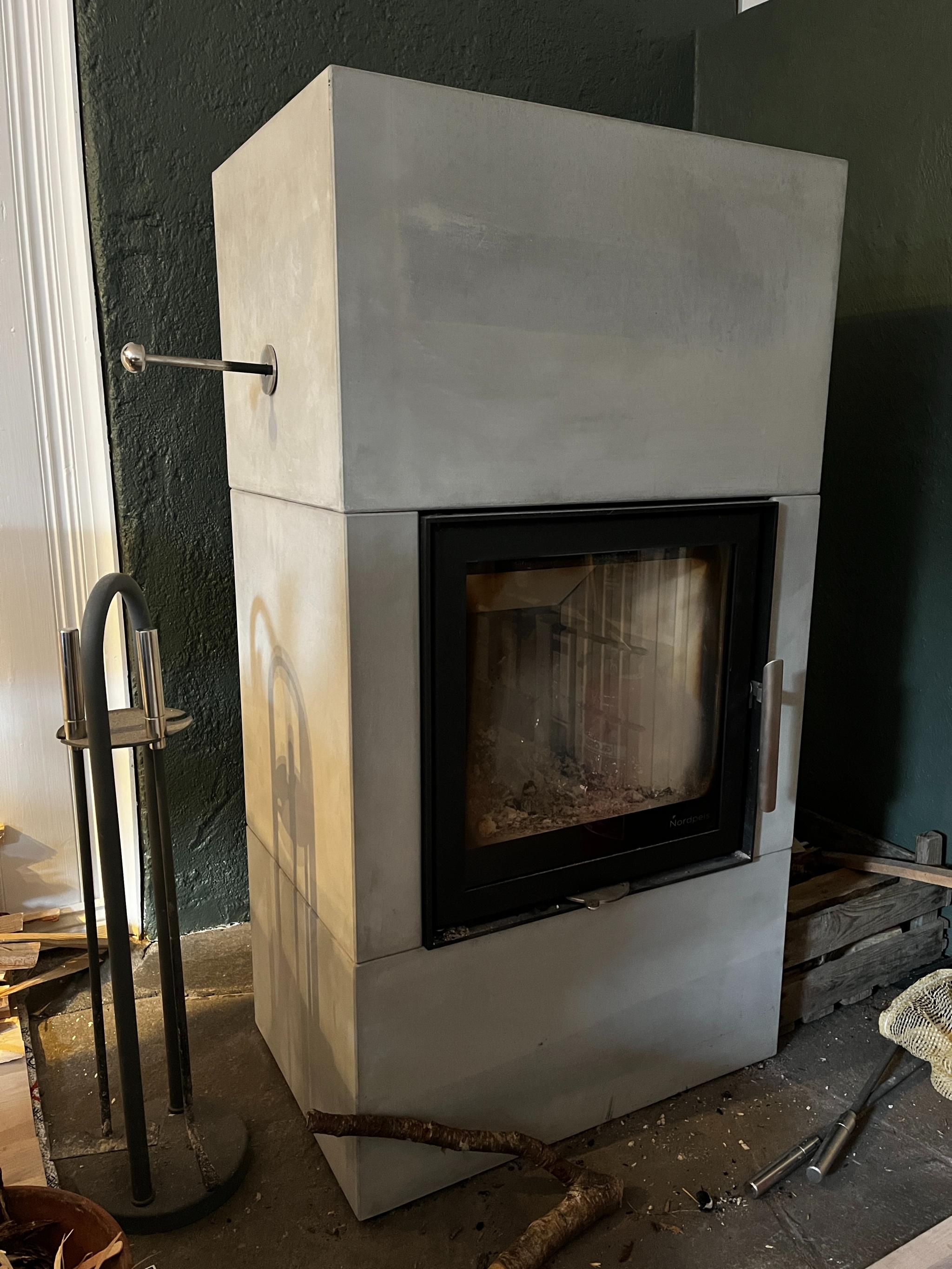 Effektiv peisoven i kjellerstua.