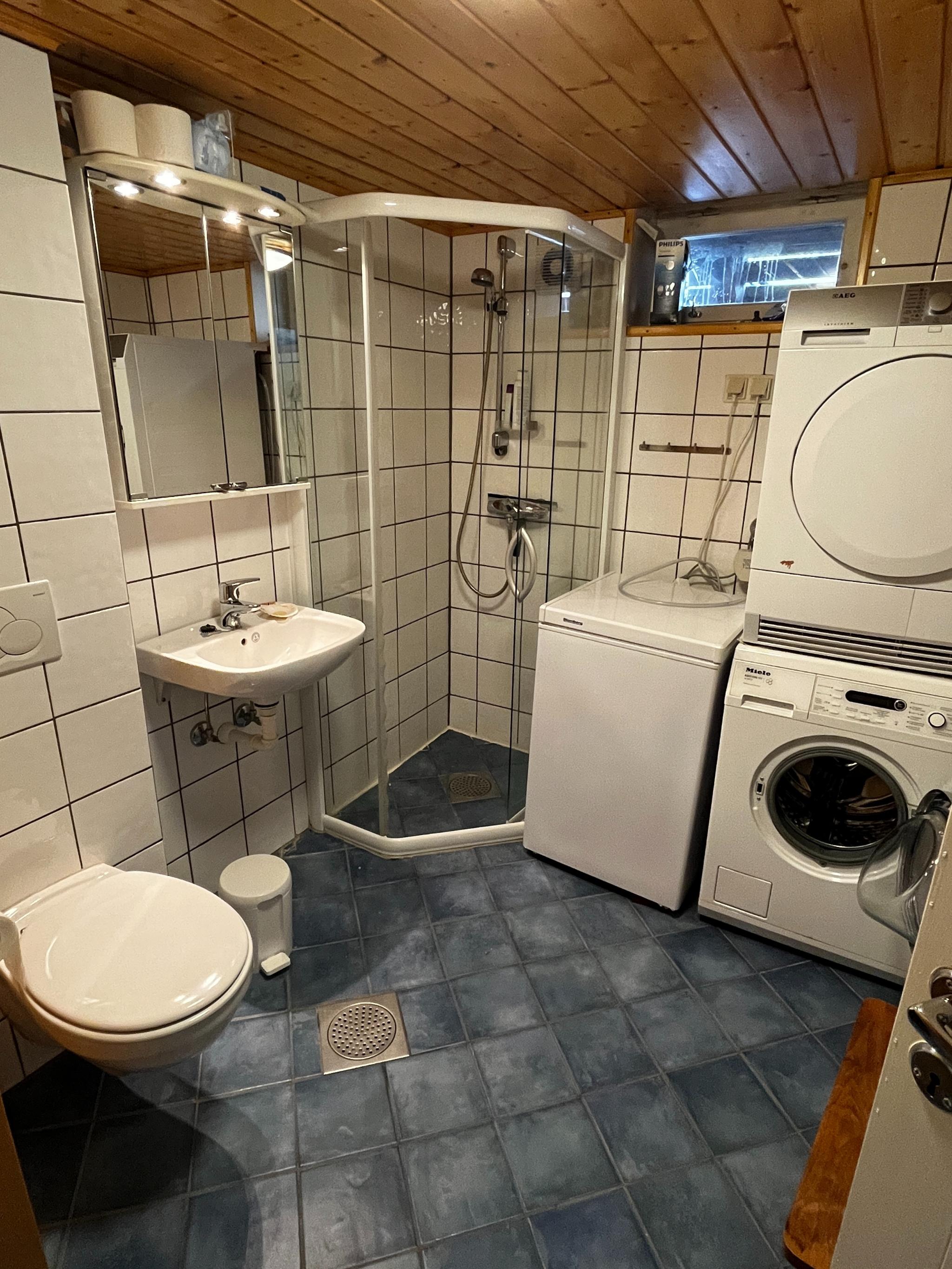 Bad med dusj og plass til vaskemaskin/tørketromme i kjelleren.