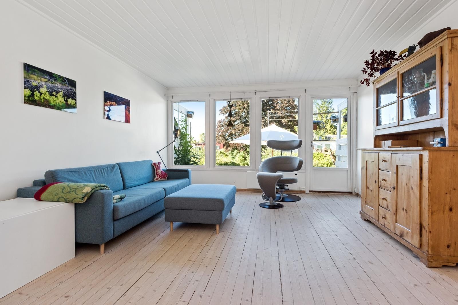 Stor og lys stue i hovedetasjen.