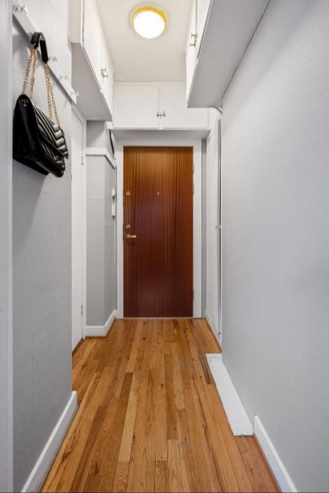 Romslig inngang med eget bod