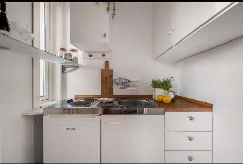 Liten, praktisk kjøkken med eget vindu.