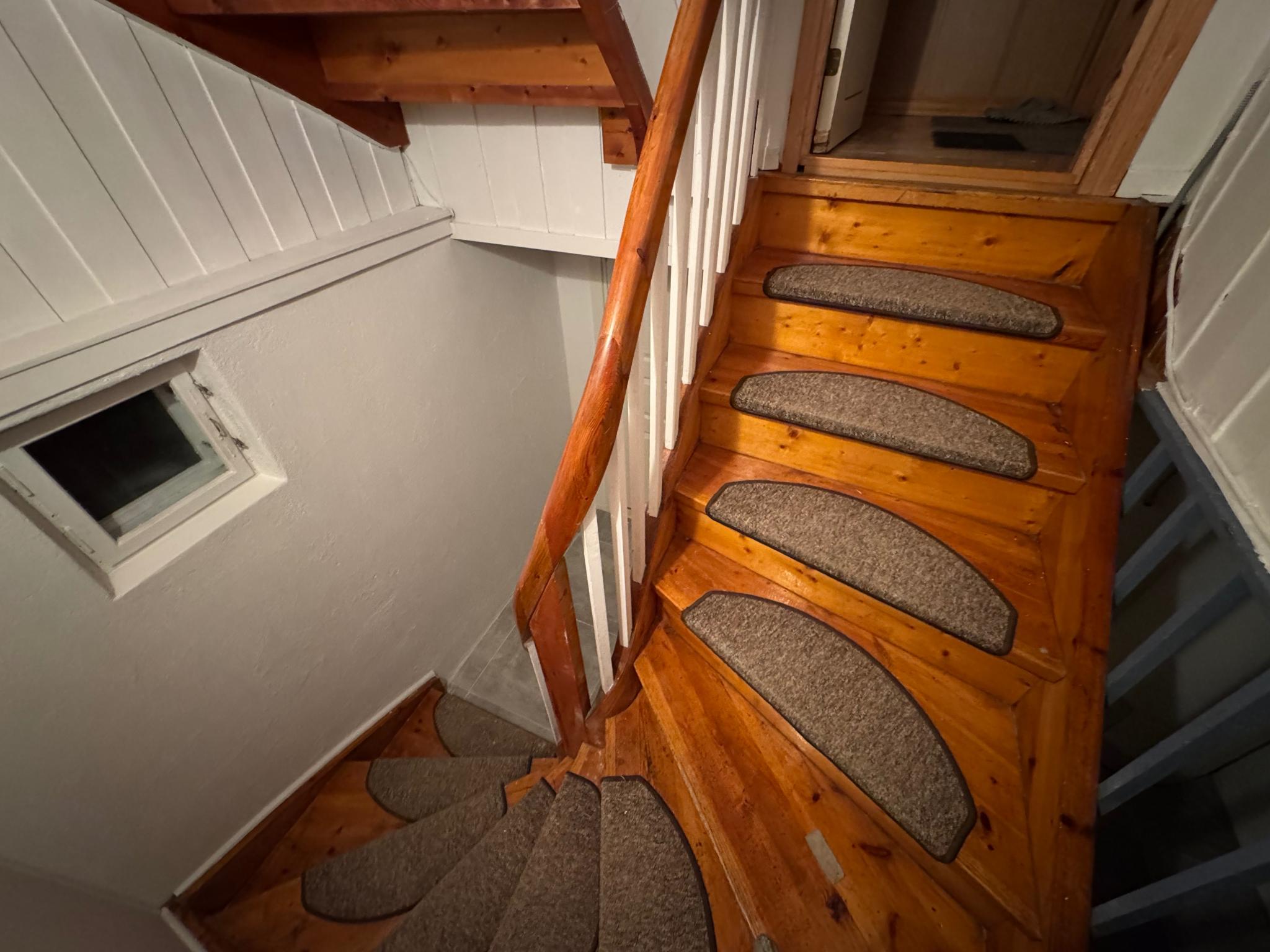 Trappa ned til leiligheten 