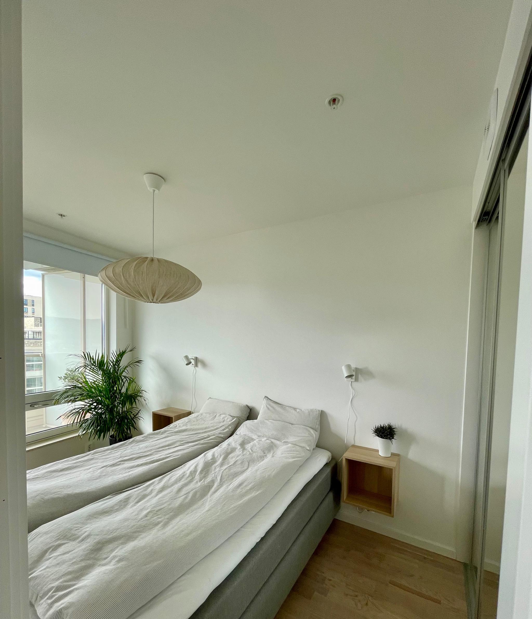 Skyvedørsgarderobe til høyre 