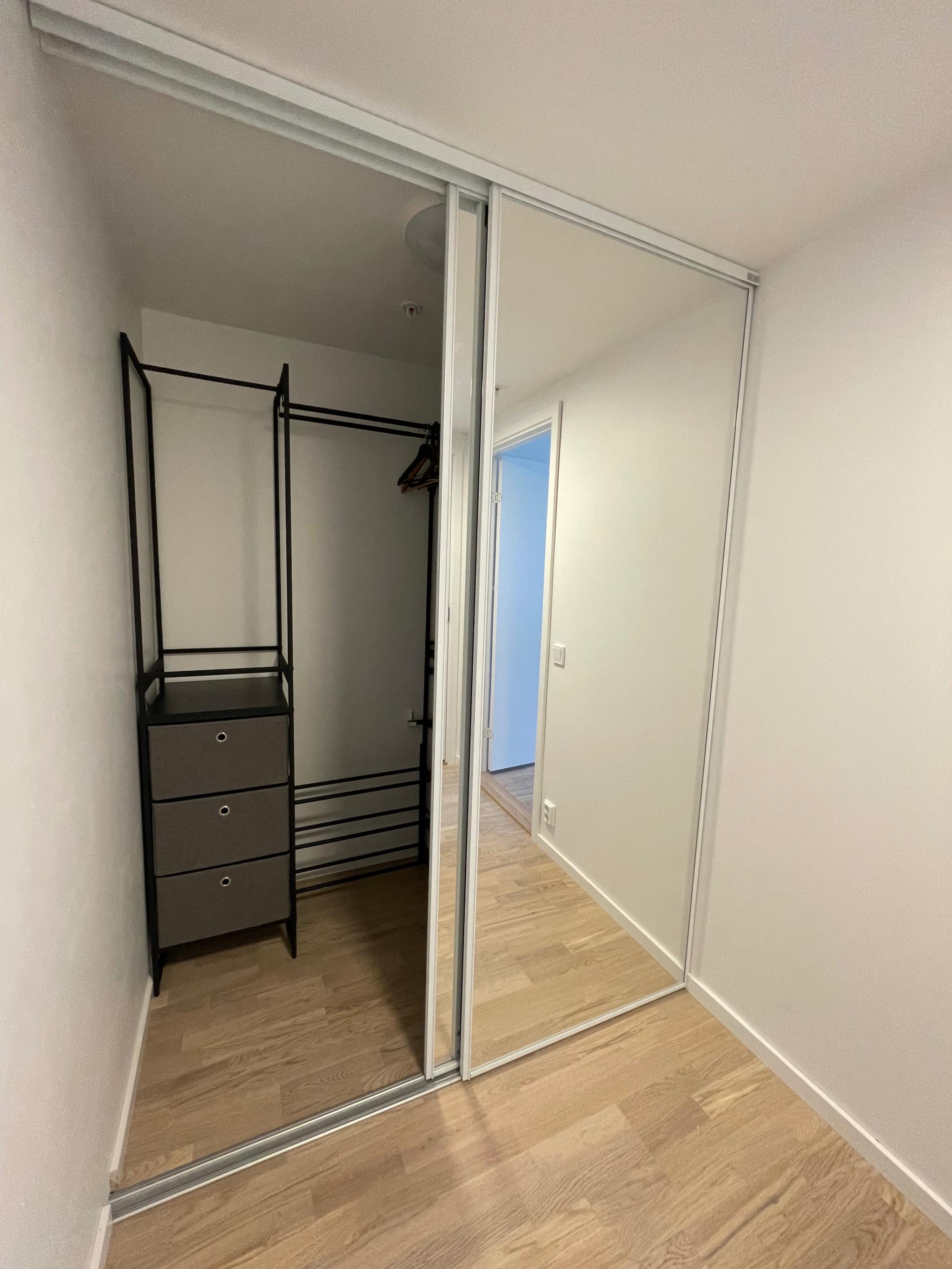 Stor skyvedørsgarderobe i gangen