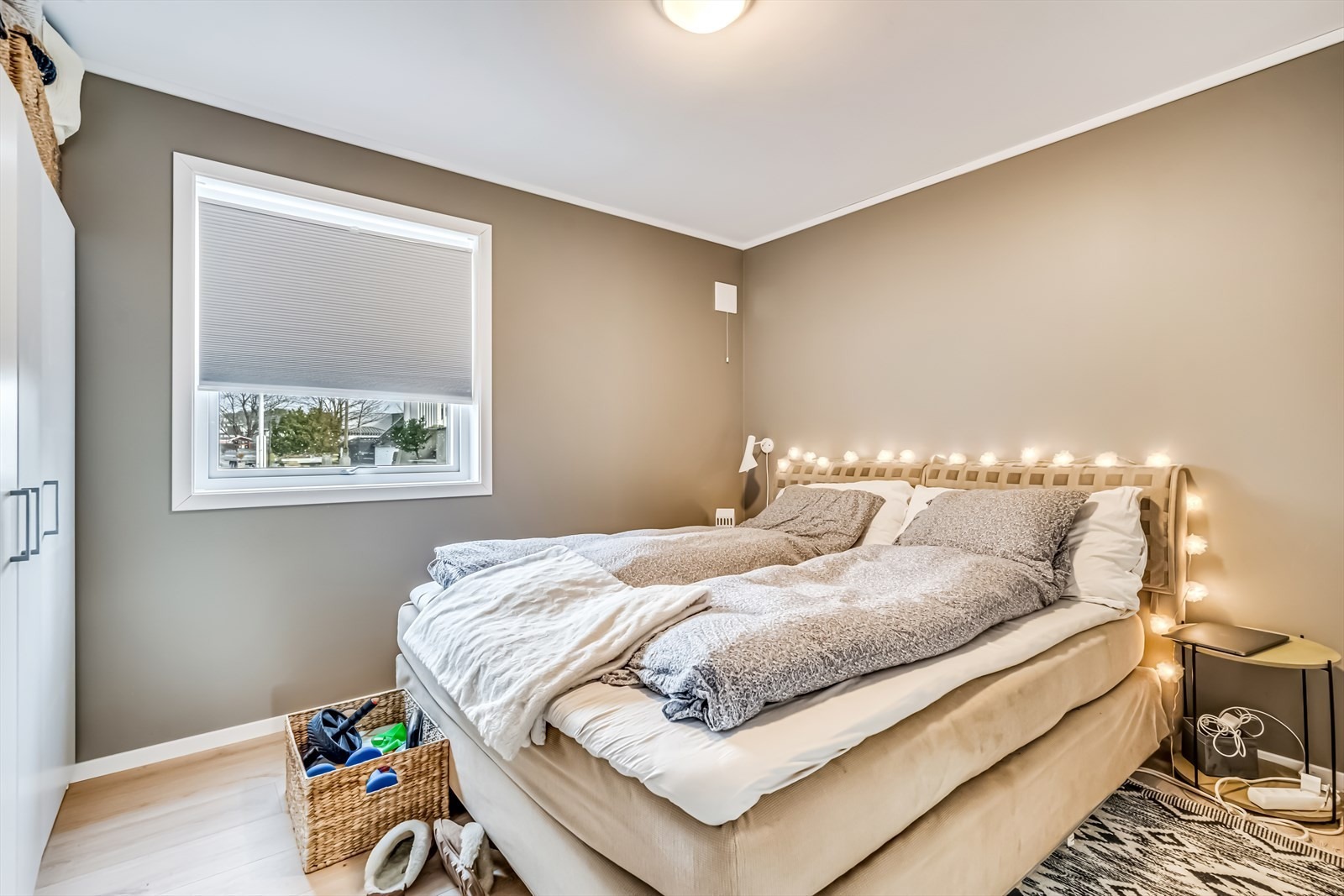 Soverom 1 med god garderobeplass