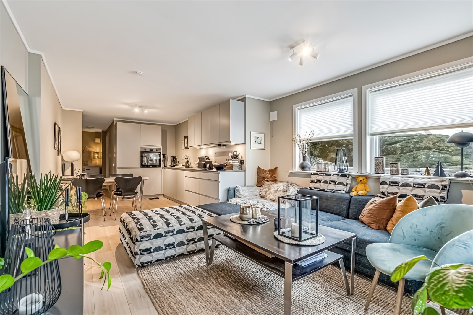 Åpen løsning stue/kjøkken med plass til sofa/tv i tillegg til spisebord.