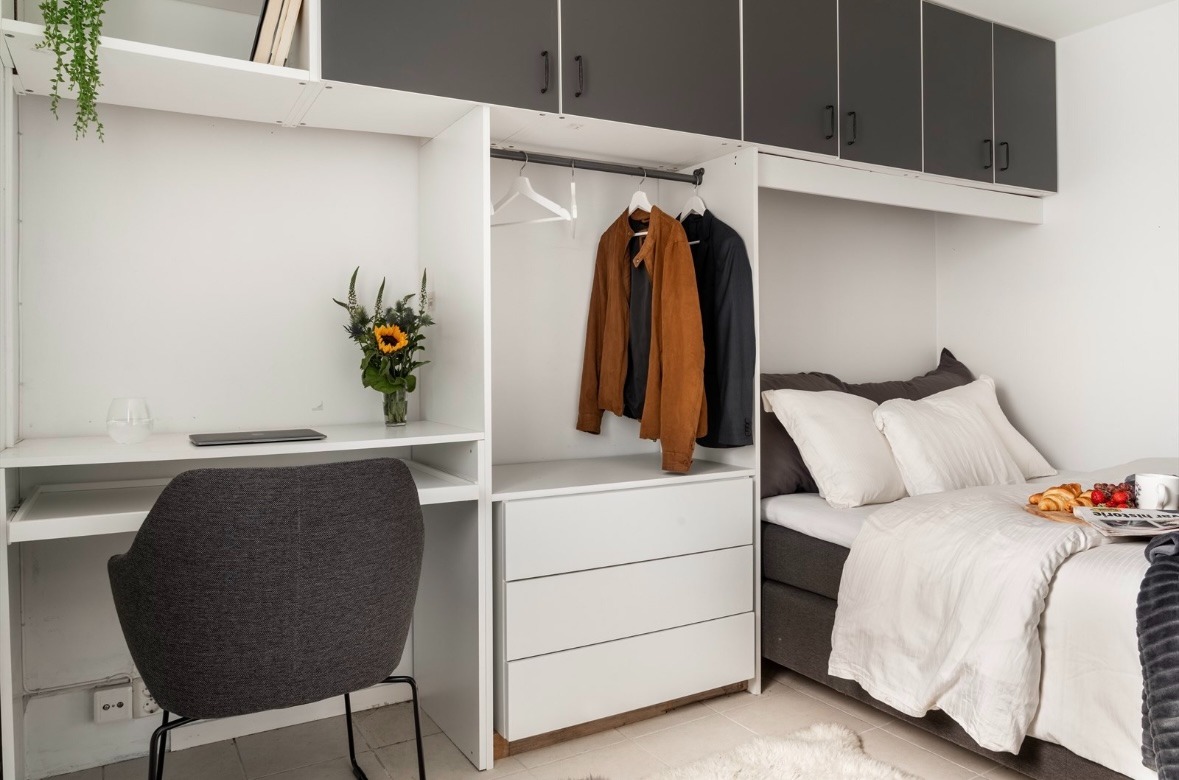 Soverom med rikelig oppbevaringsplass og studieplass. Queen size seng (150 cm). 