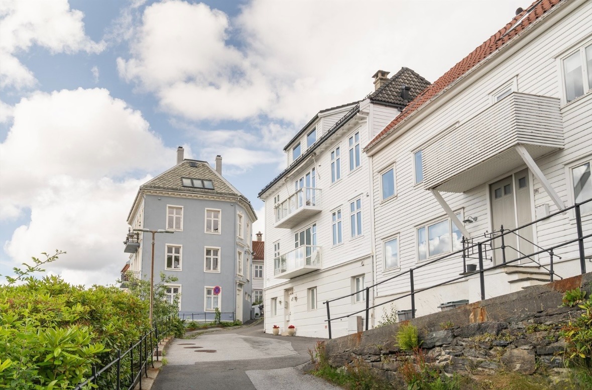 Leiligheten holder til i den sjarmerende bydelen Skansen i Bergen