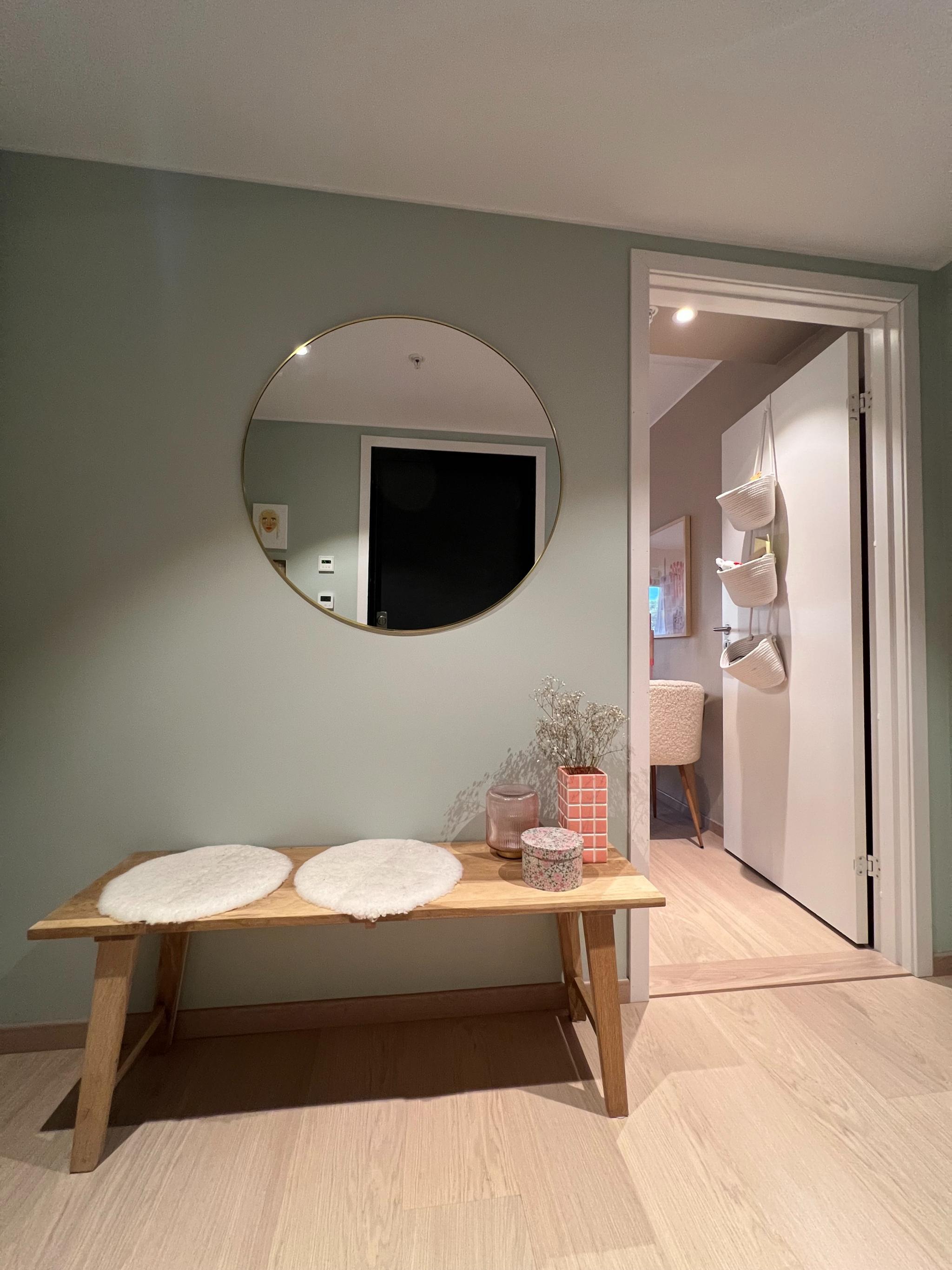 Yttergang med speil og oppbevaringsplass