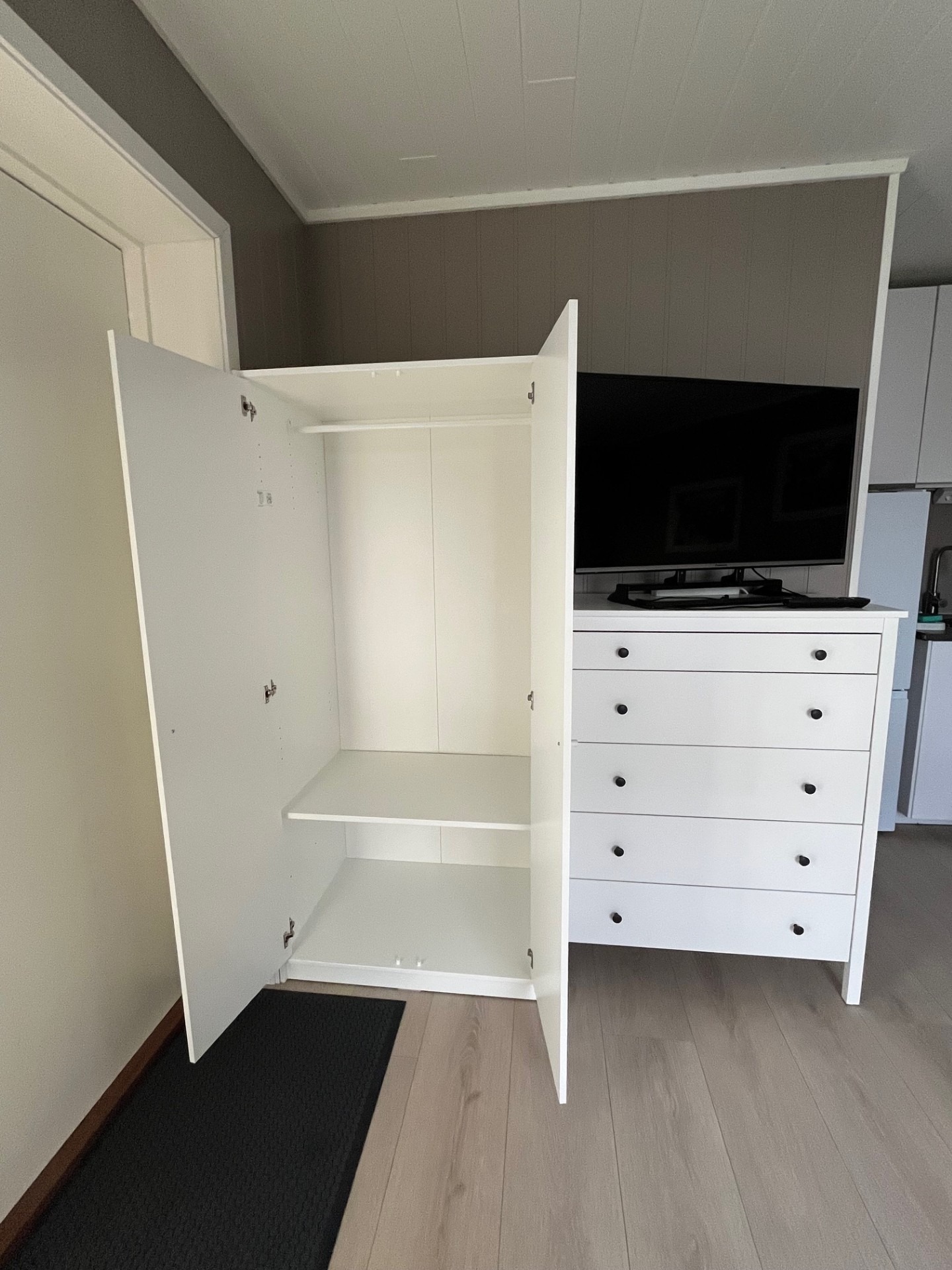 Garderobe og kommoder.
