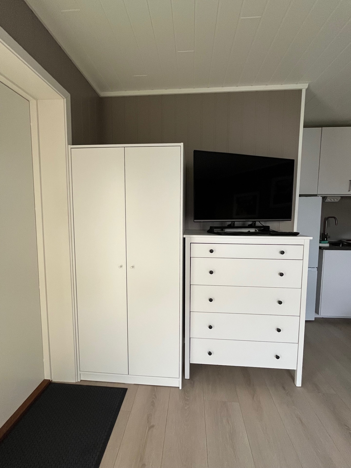 Garderobe og kommoder.