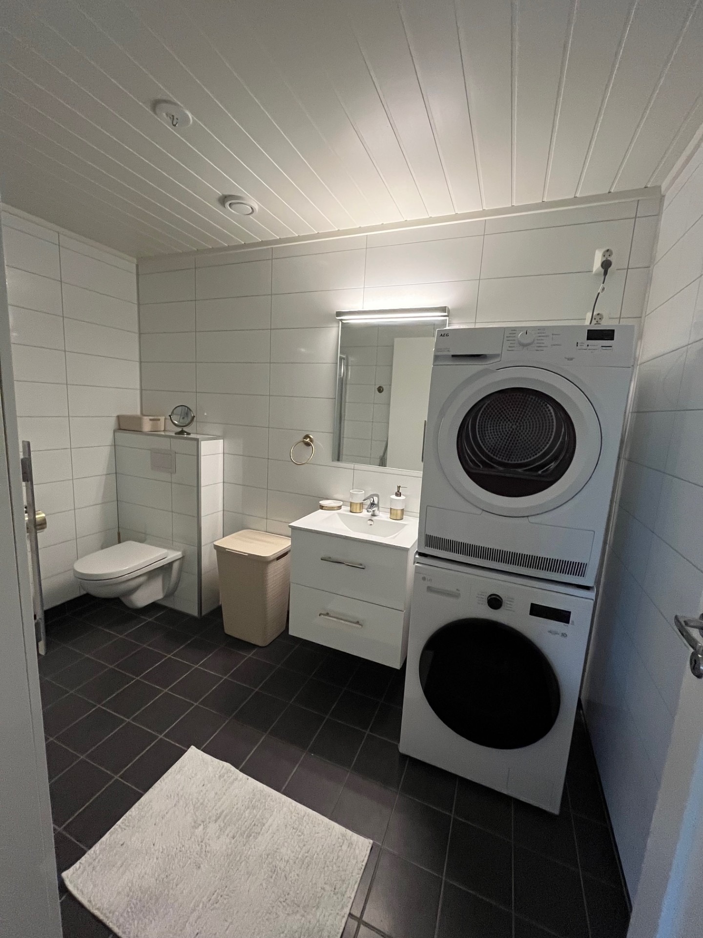 Baderom med vaskemaskin og tørketrommel