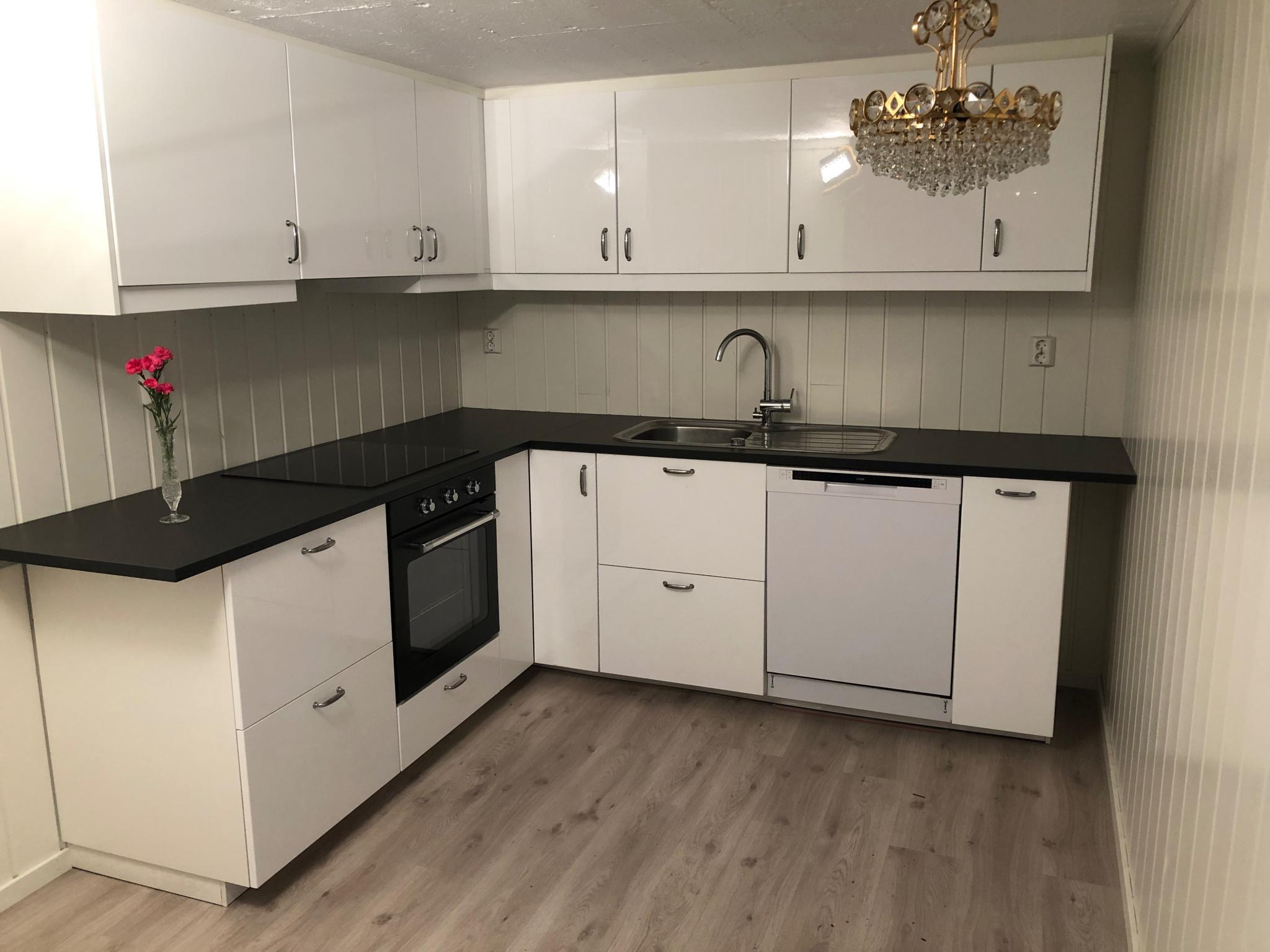 Moderne kjøkken med spiseplass