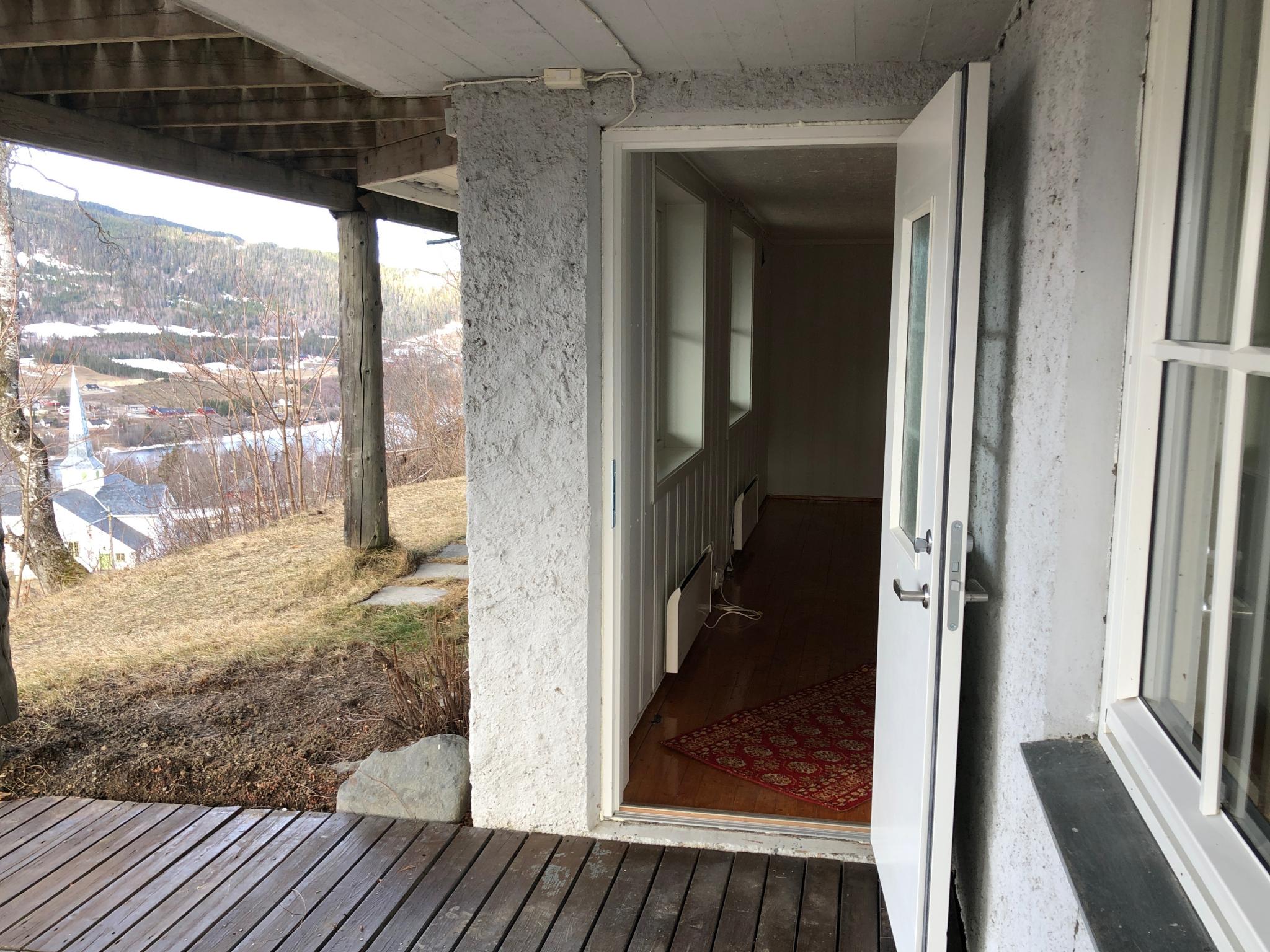 Overbygd Inngang til trivelig leilighet 