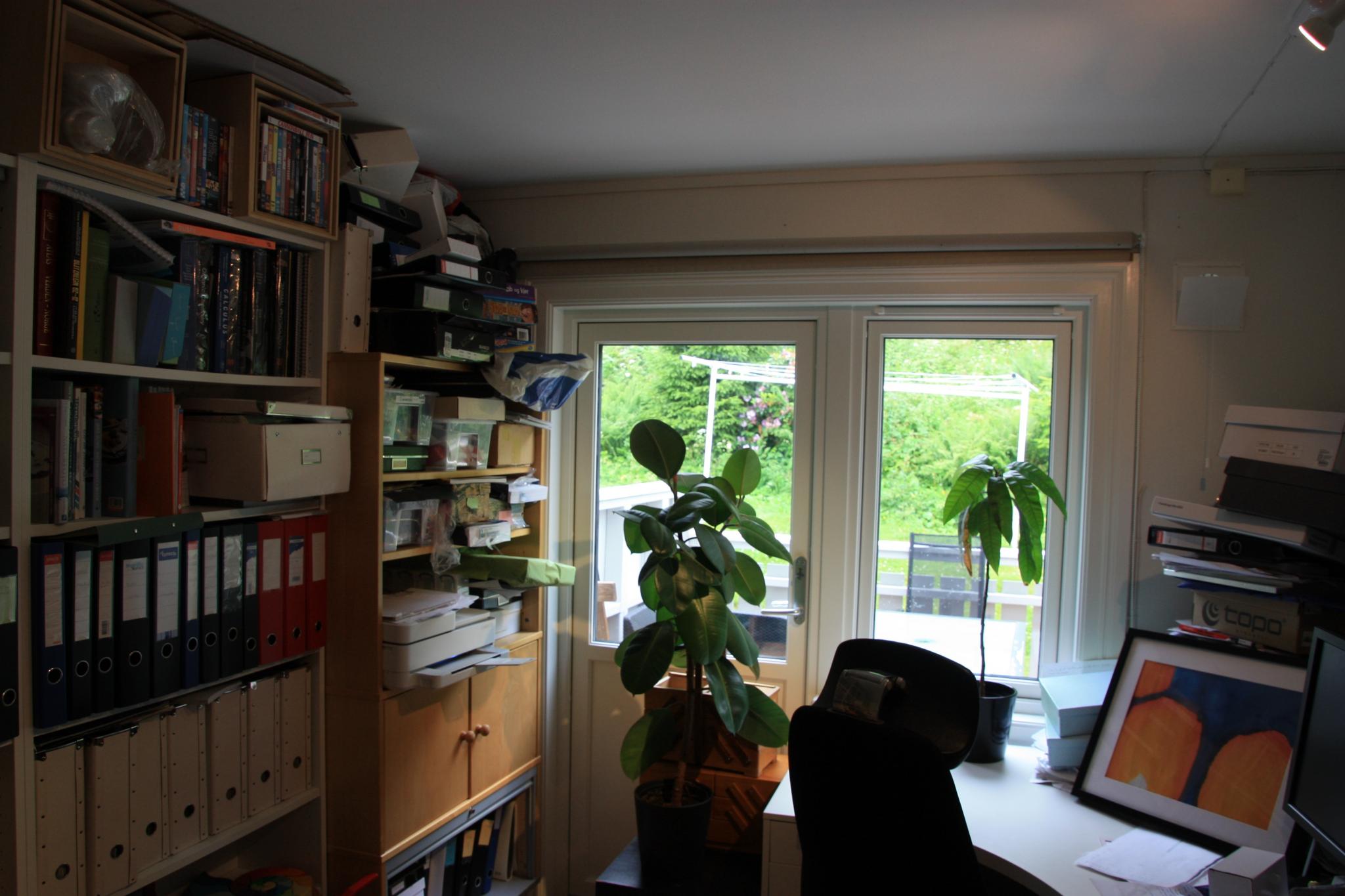Soverom 3. første etasje. 
Stort soverom med utgang til veranda. Stor skrivepult med hev/senk.