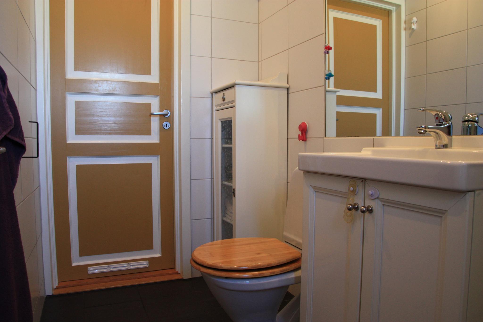 Enkelt lite bad med WC servant, dusj og litt skapplass.