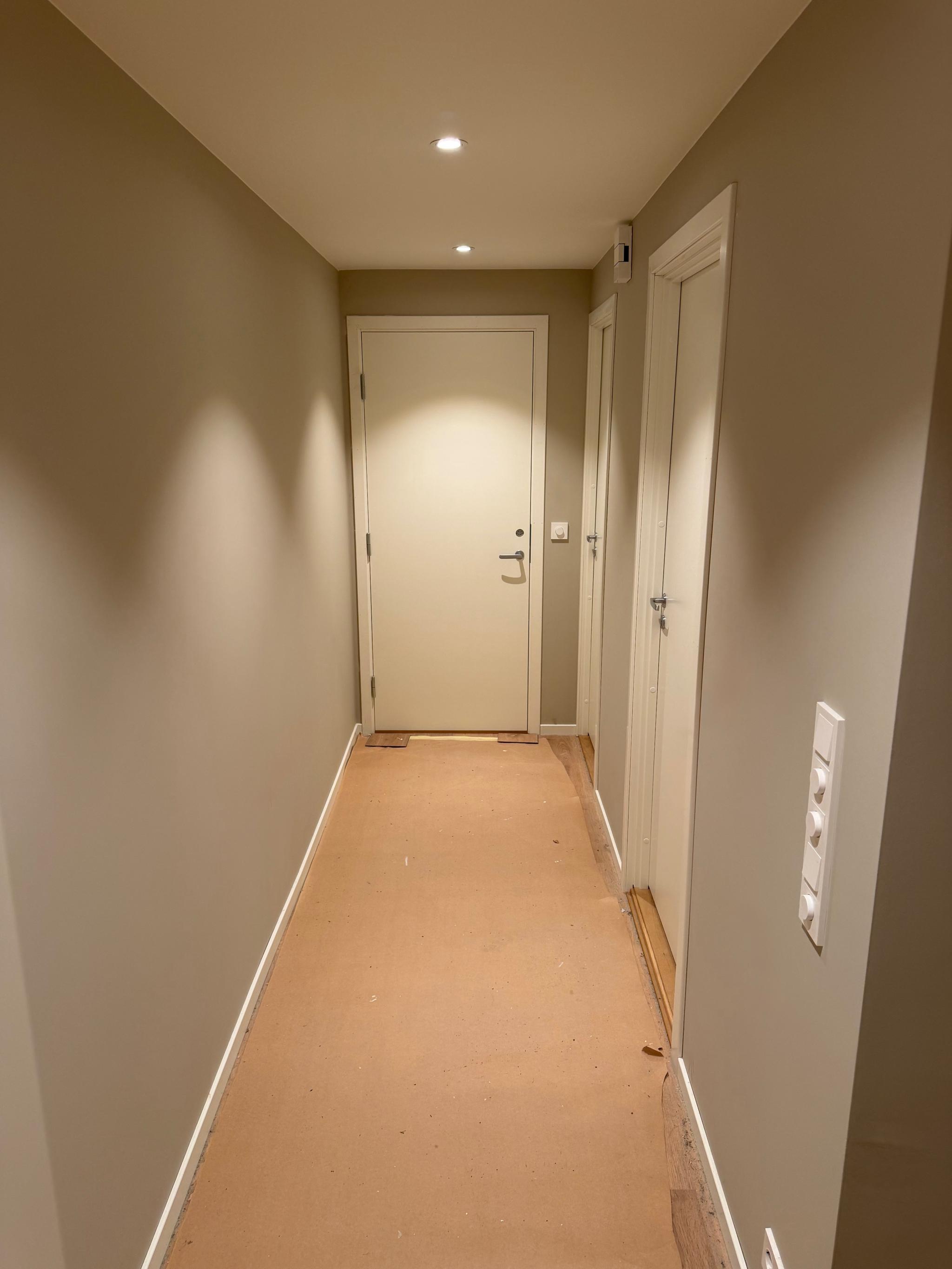 Inngangsdør og til høyre er dør til det ene soverommet og badet.