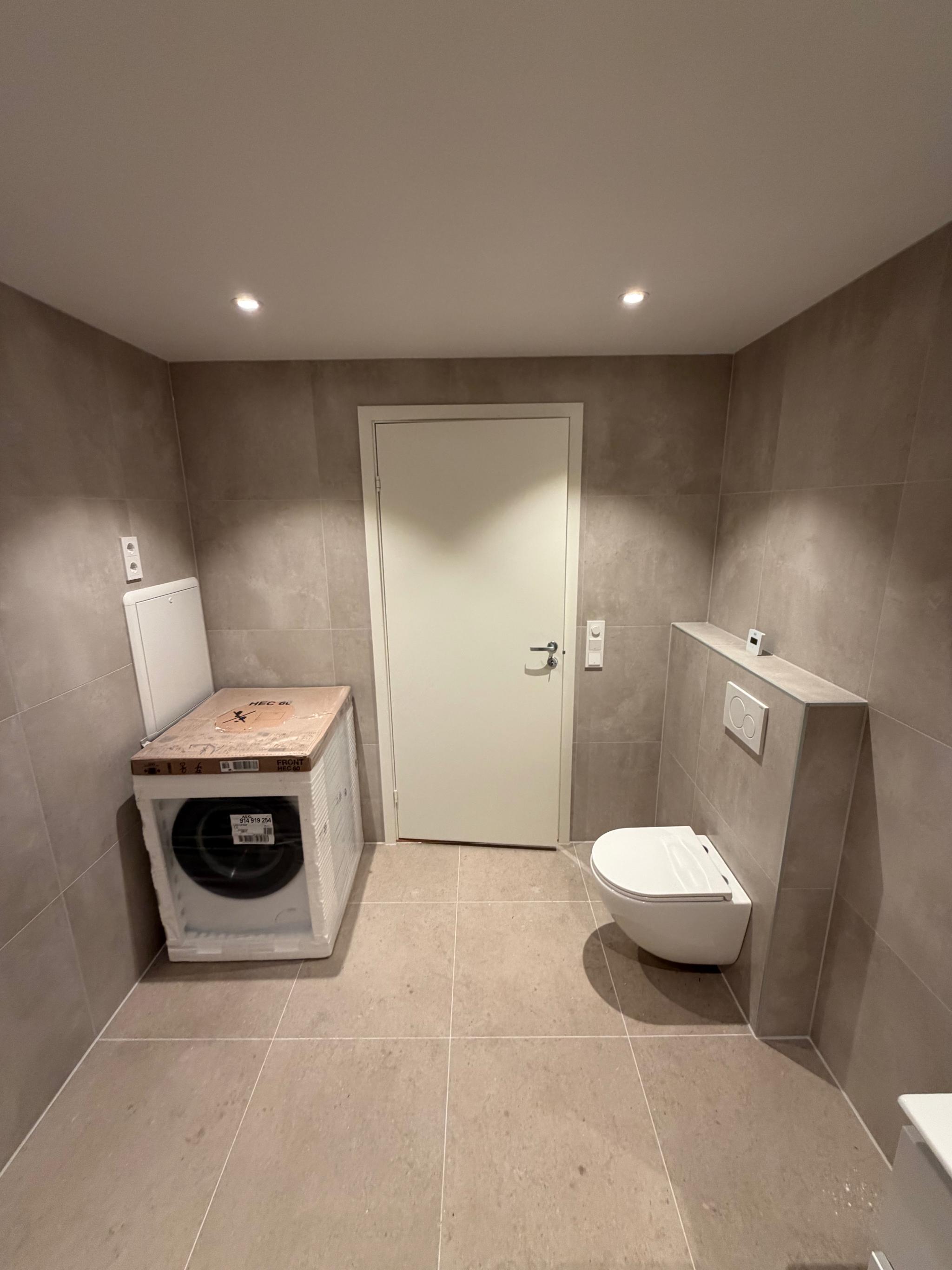 Vaskemaskinen blir selvfølgelig installert før innflytting.