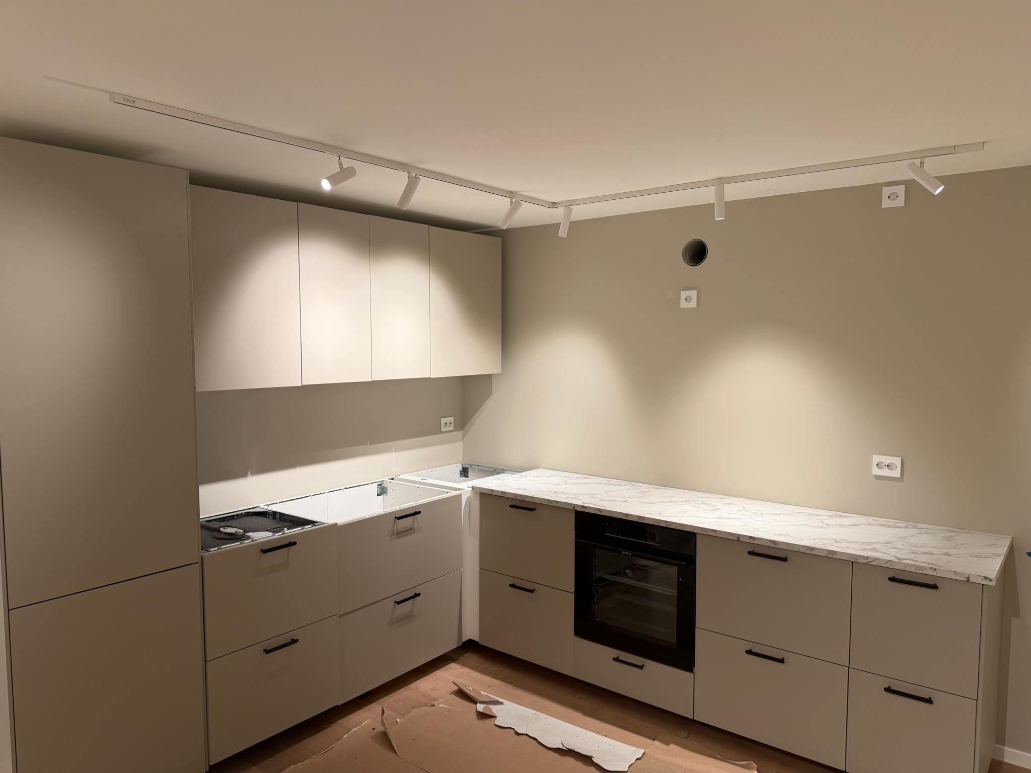 Kjøkkenet skal bli ferdigstilt med platetopp, ventilator og kjøkkenvask før innflytting.