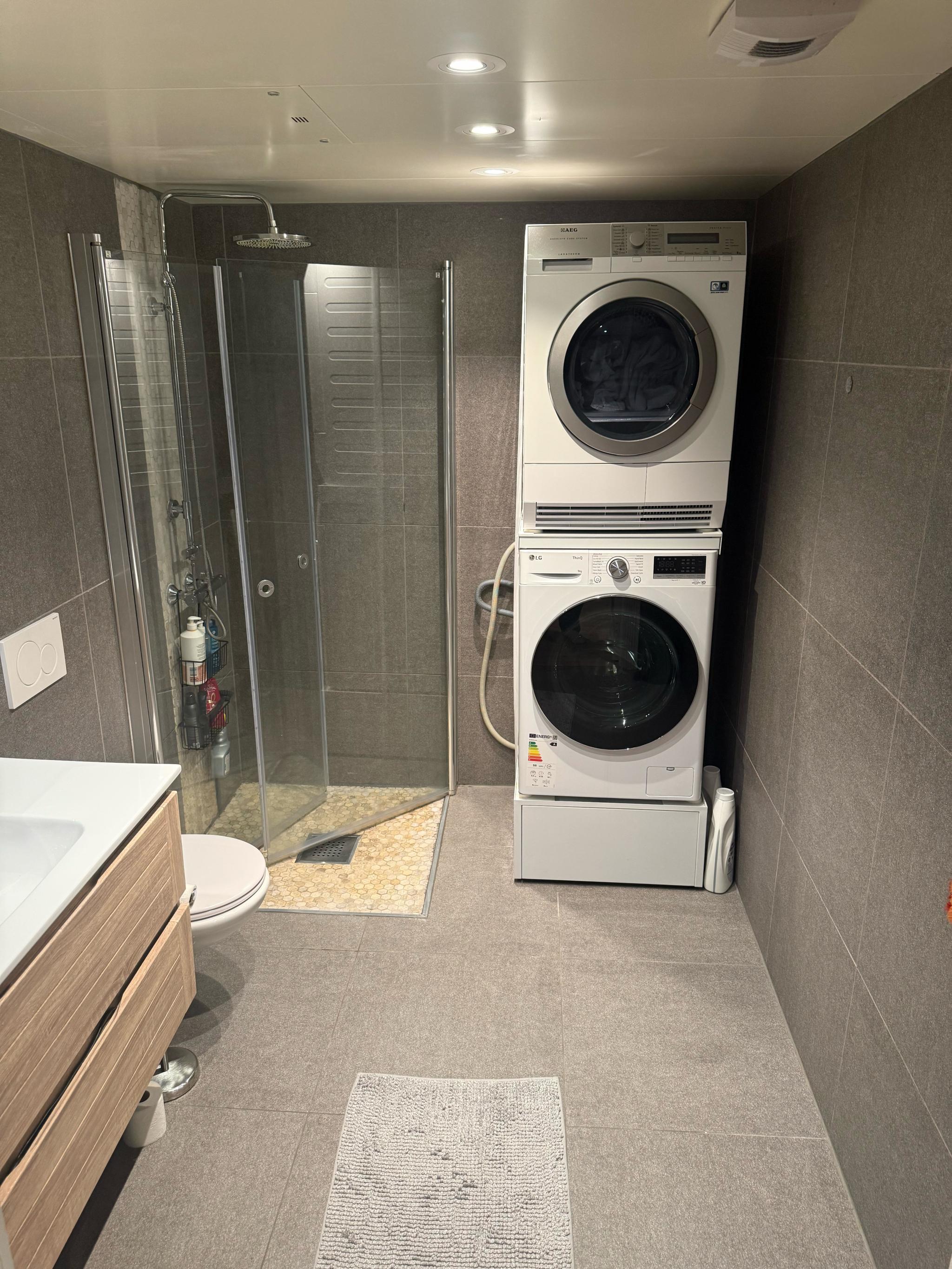 Bad med tørketrommel og vaskemaskin 