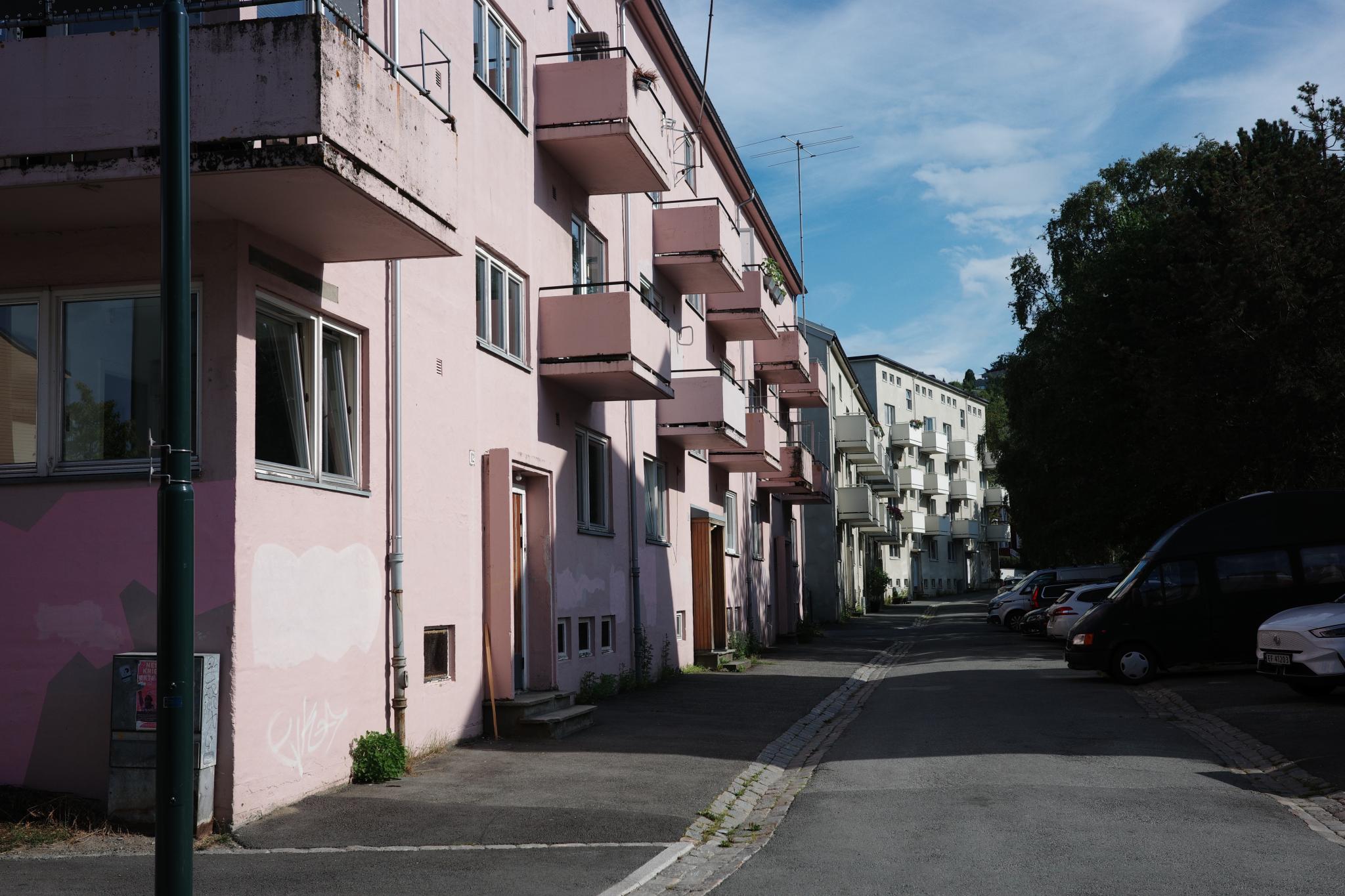 Hans Nielsen Hauges gate er en rolig og tilbakketrukken sidegate til Innherredsveien.