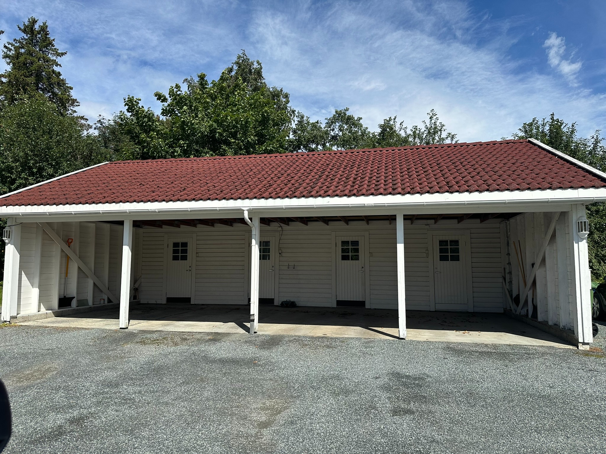 Felles carport for leilighetskomplekset. Carport lengst til høyre tilhører leiligheten. 