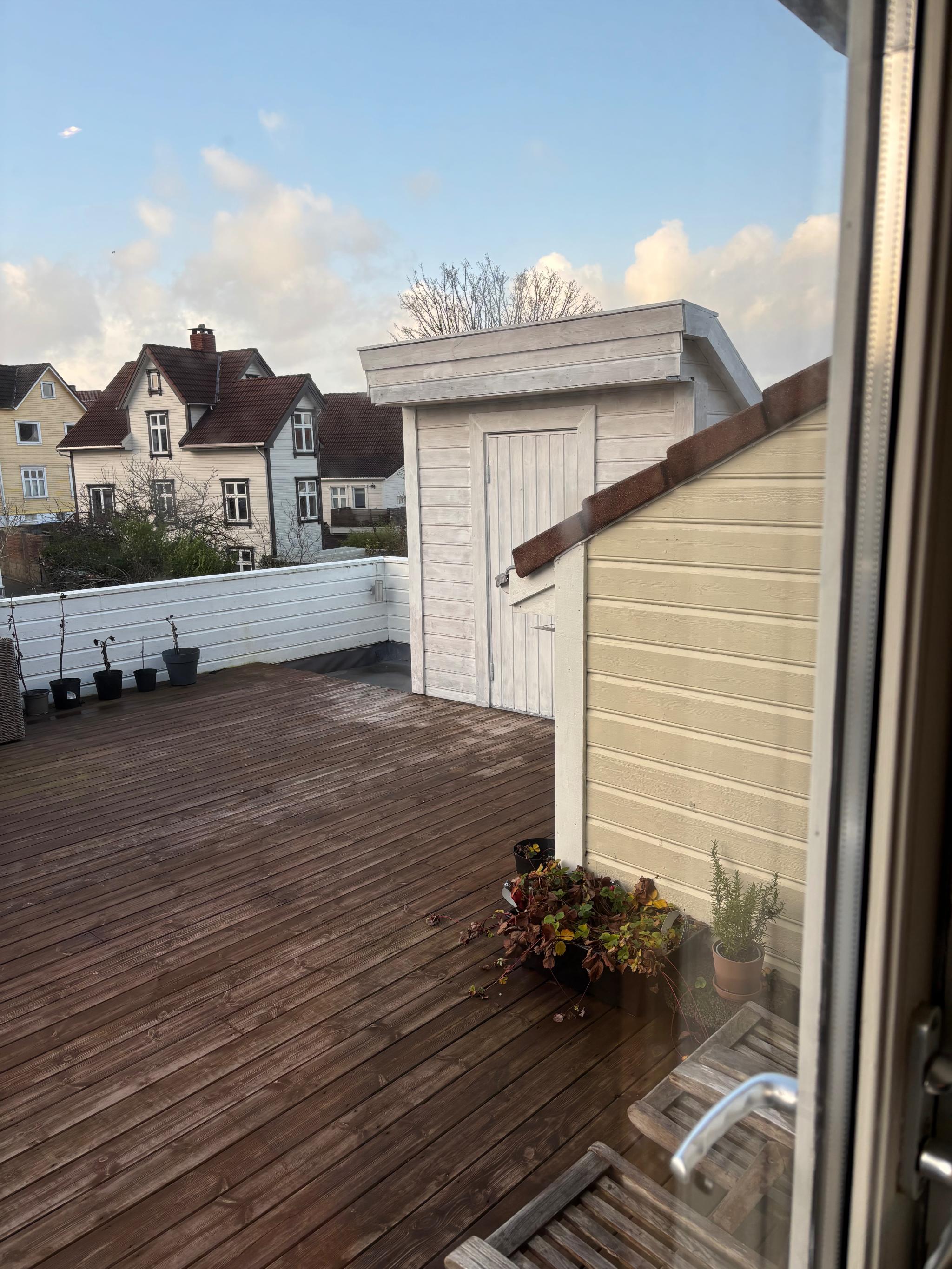 Egen bod og god plass til utemøbler (følger med to hagestoler om ønskelig) 