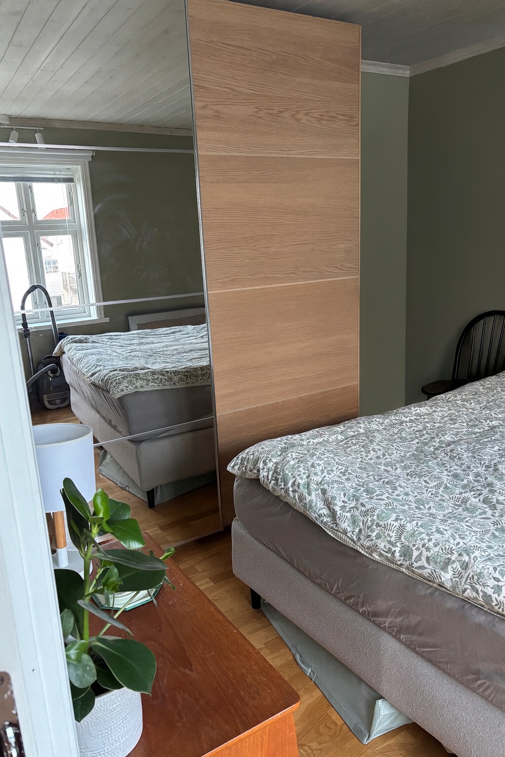 På soverommet medfølger garderobeskap 