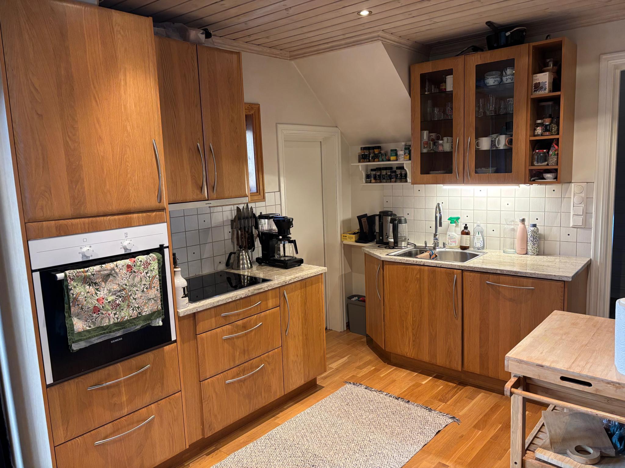 Integrert komfyr, platetopp og oppvaskmaskin 