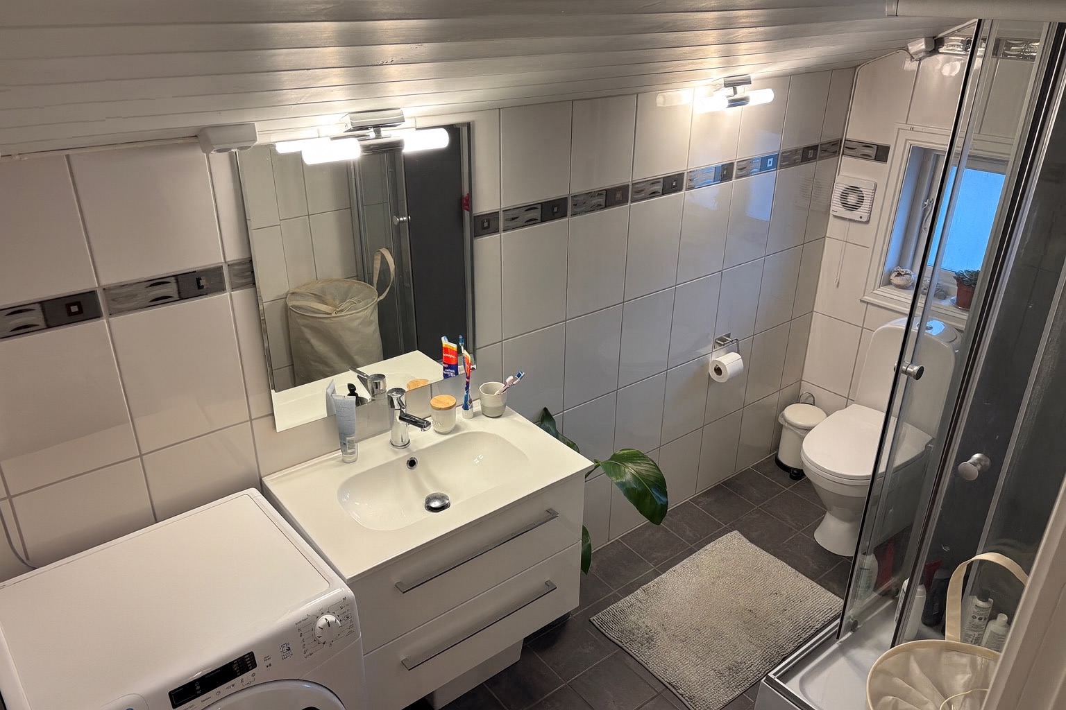 Kombineret vaskemaskin og tørketrommel på badet 