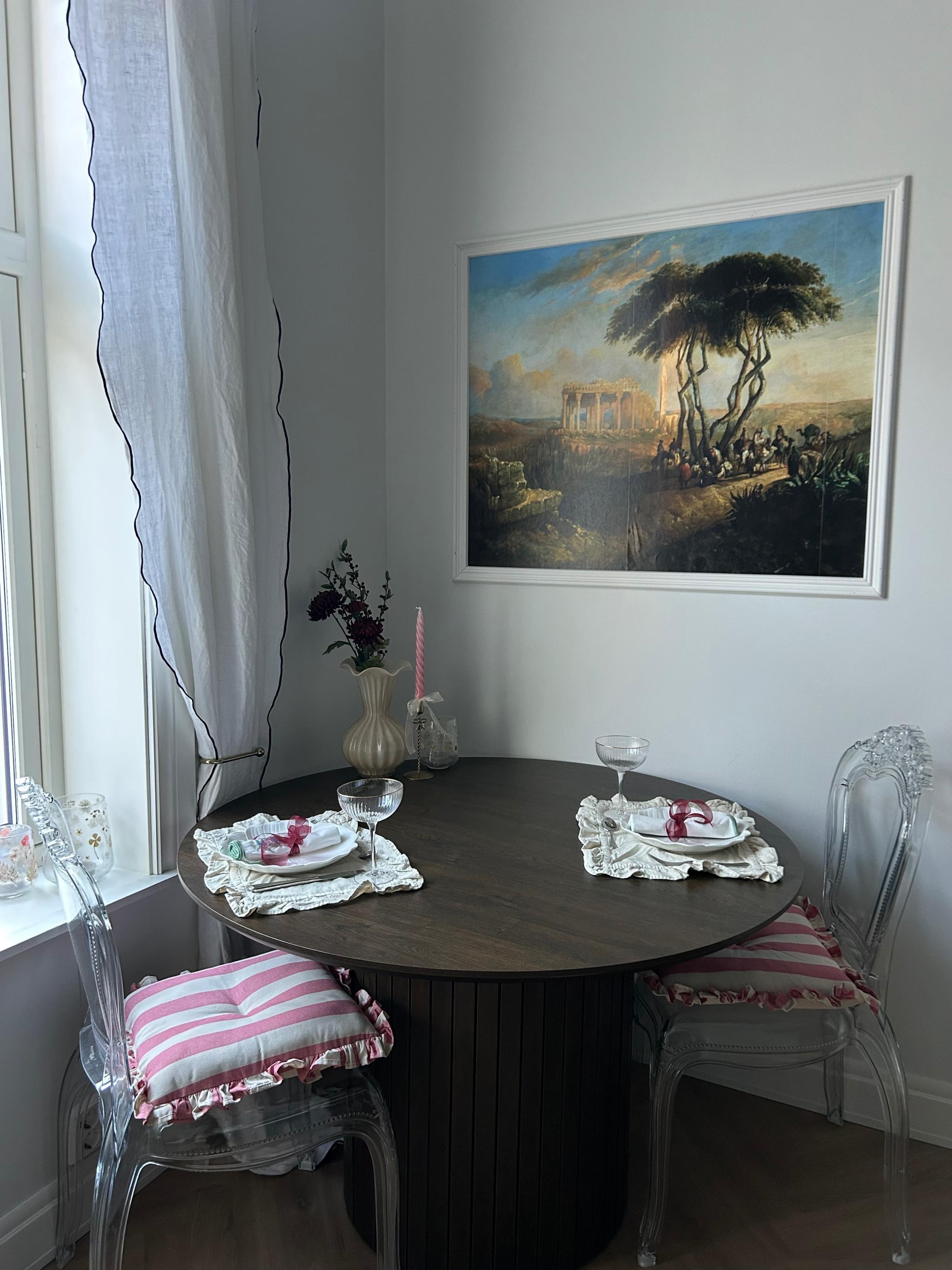 Spisekrok på kjøkkenet. Fungerer også fint til hjemmekontor