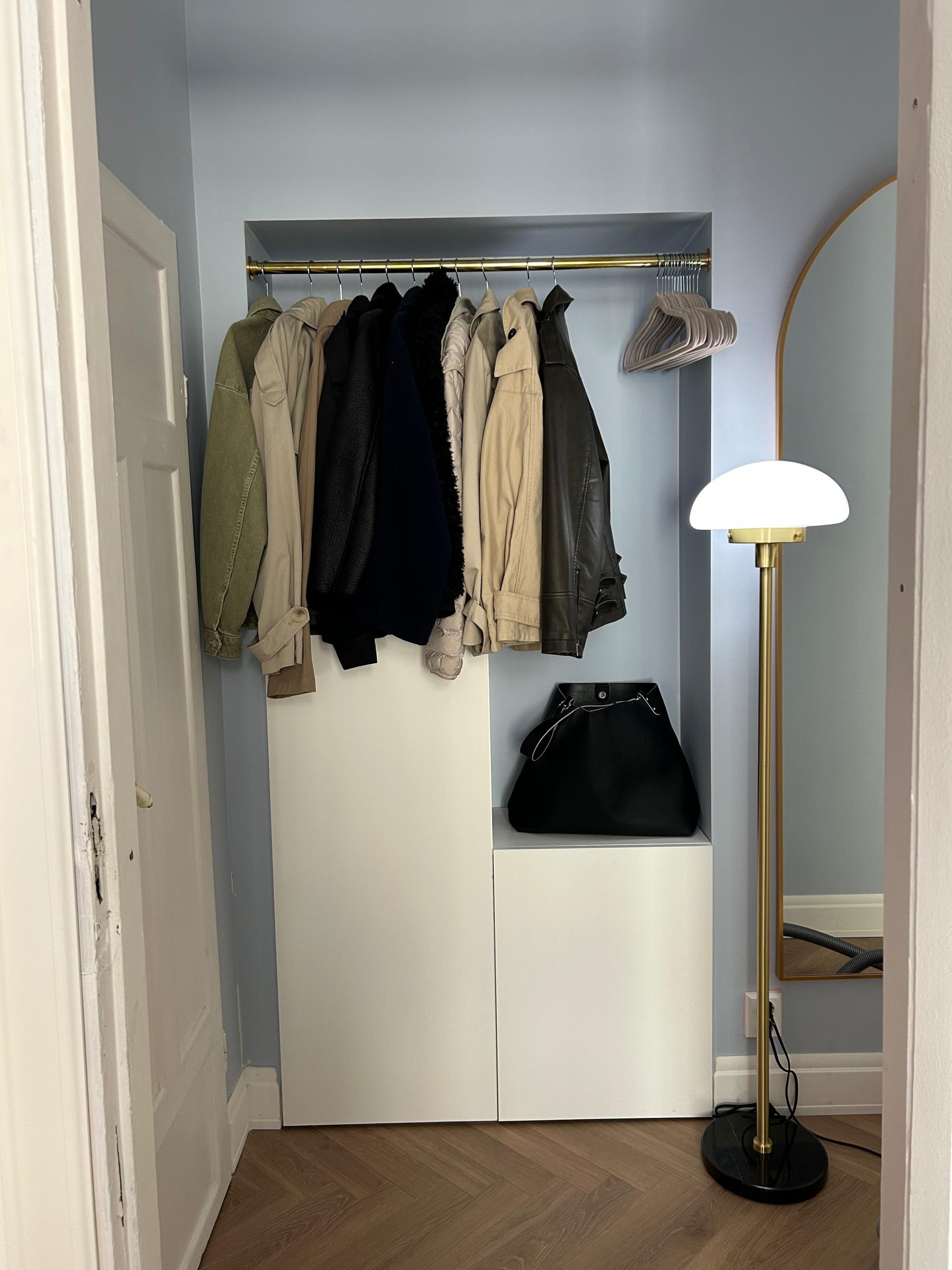 God lagringplass på gangen. Der er også en innvendig bod til venstre med god plass til jakker, sko etc.