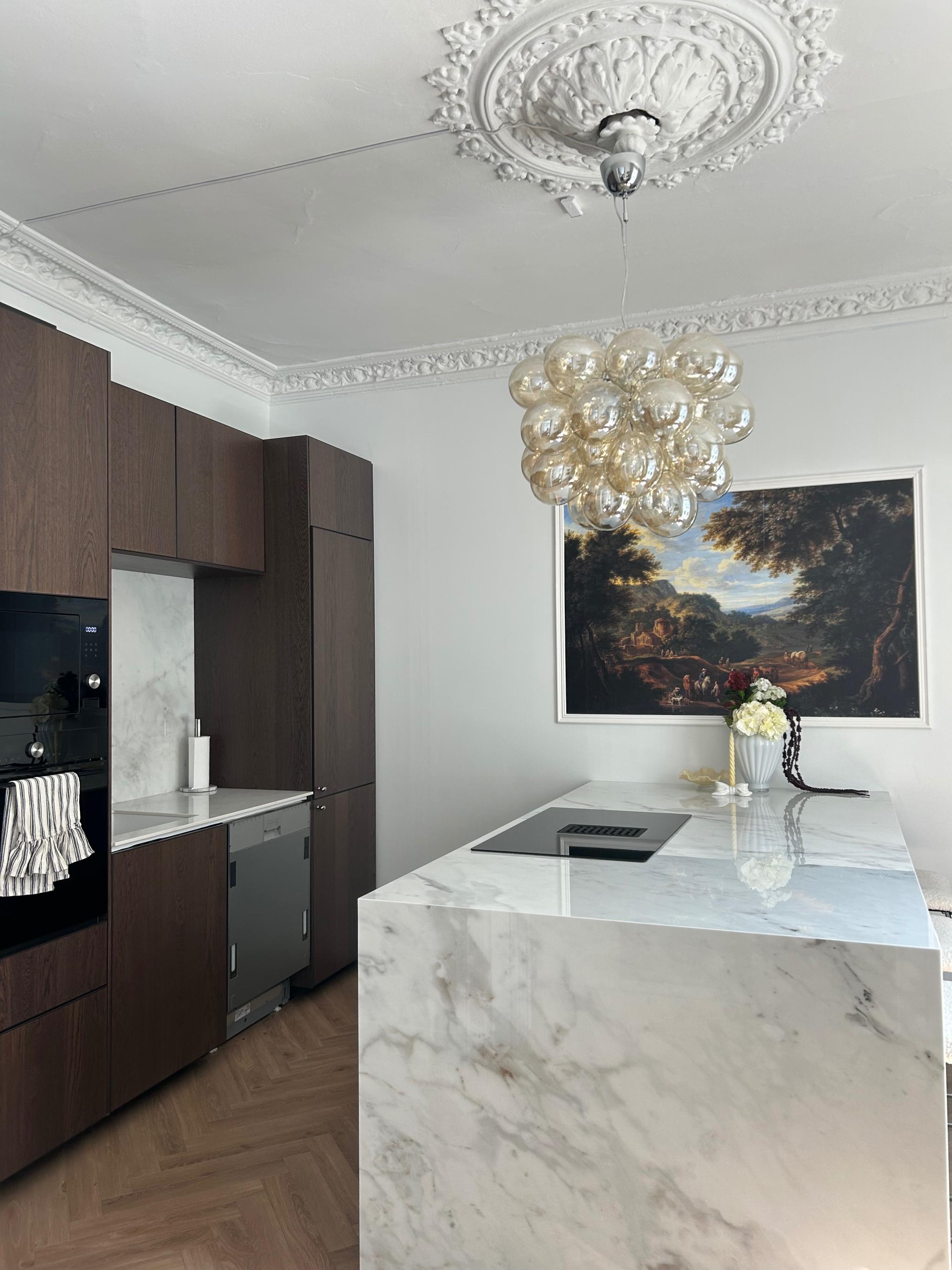 Romslig separat kjøkken med stor kjøkkenøy.