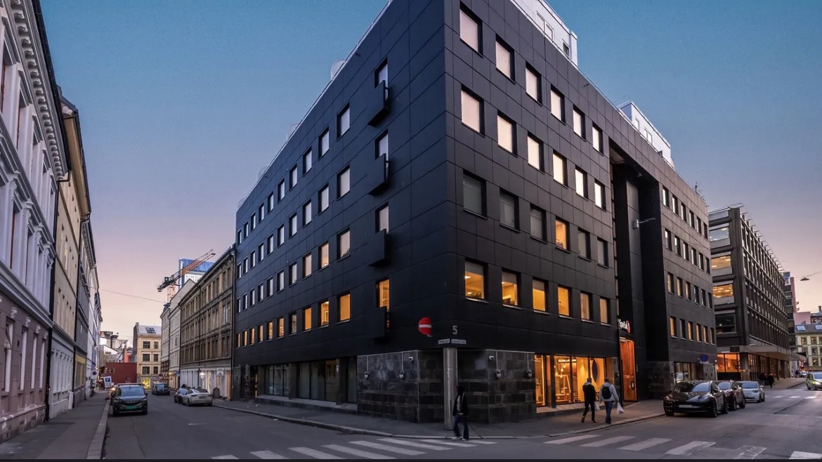 Leiligheten ligger sentralt med umiddelbar nærhet til kultur, mat, uteliv, shopping og gå avstand til Karl Johan. 