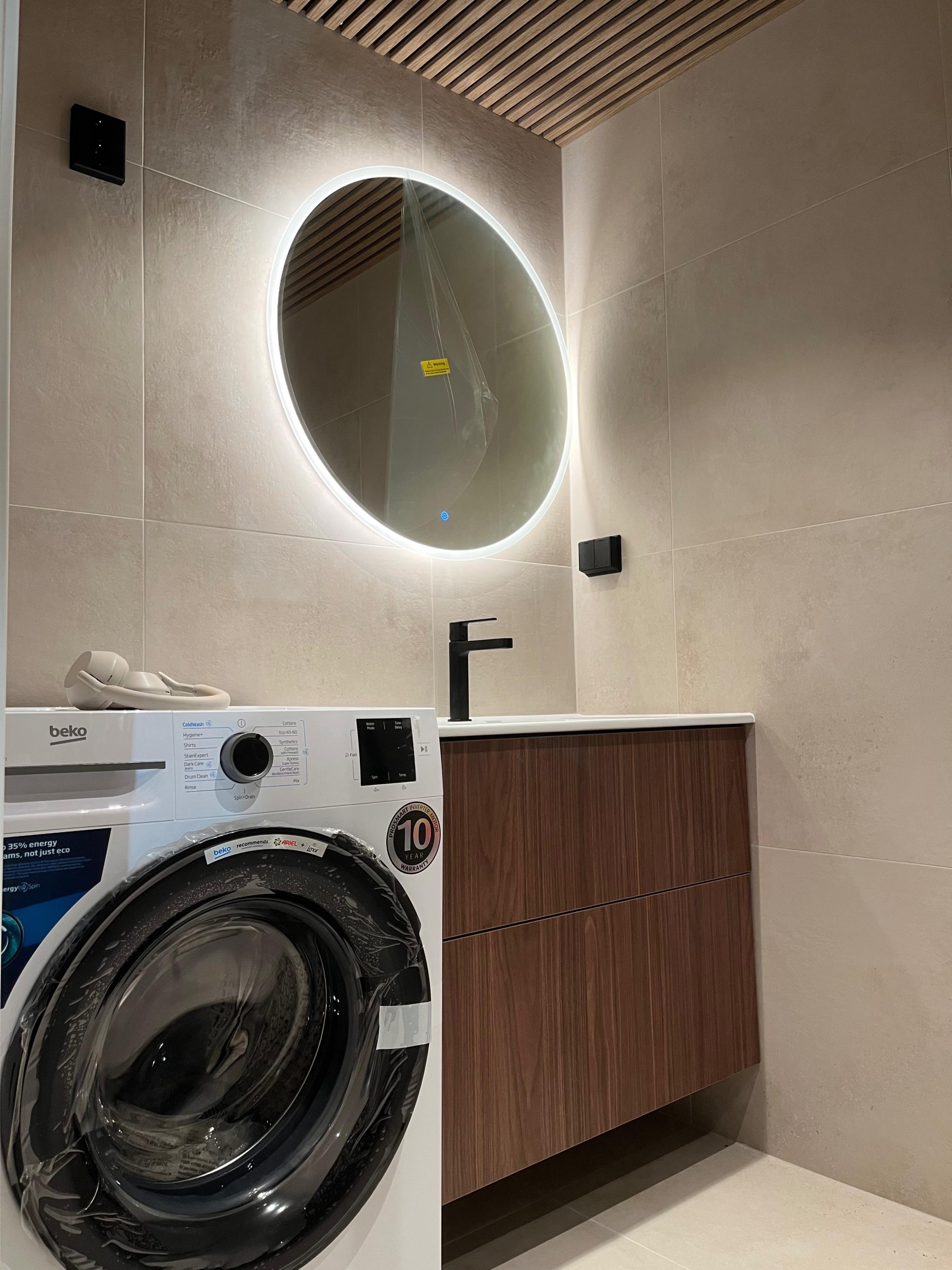 Helt nytt bad og vaskemaskin. Vask og tørk maskin. 