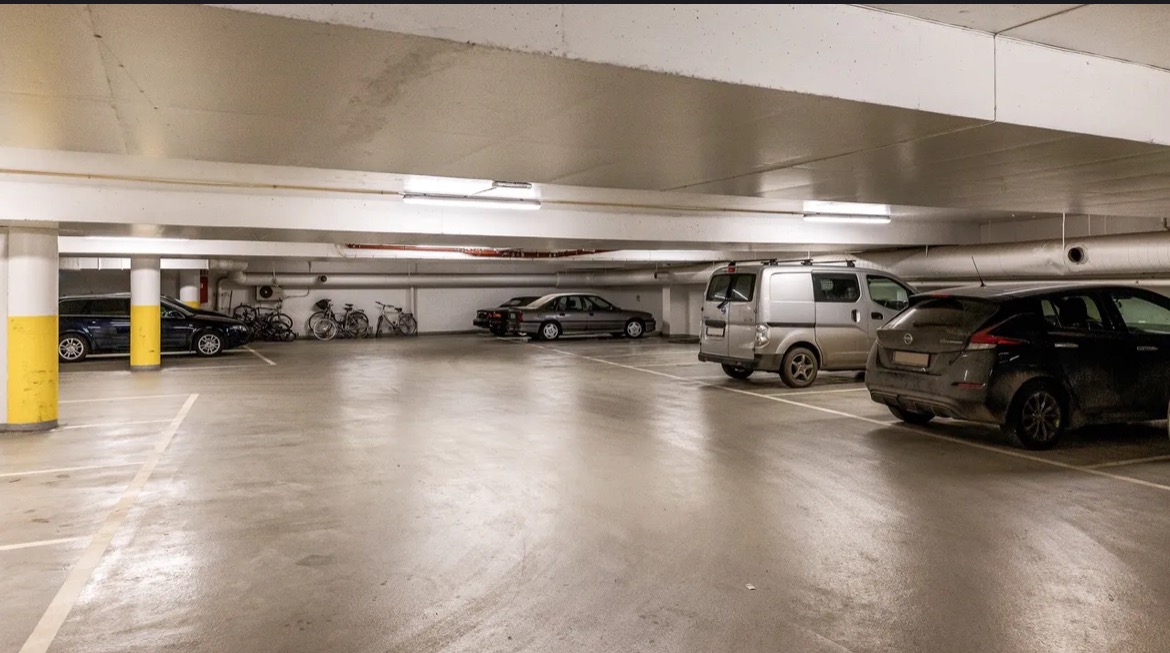 Egen parkeringsplass i lukket garasje. 
En sjelden fordel i denne delen av byen. 