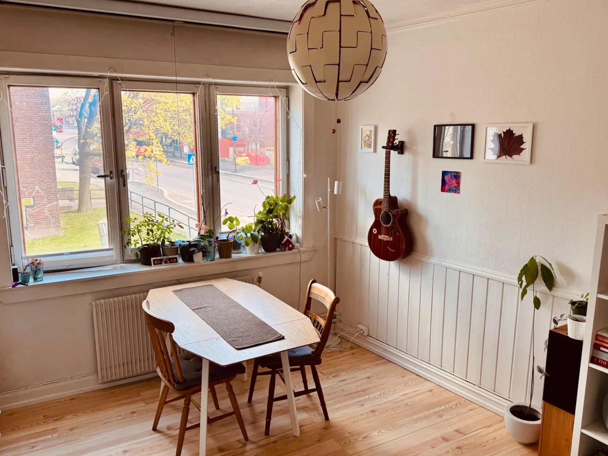 stue med spisebord og stoler