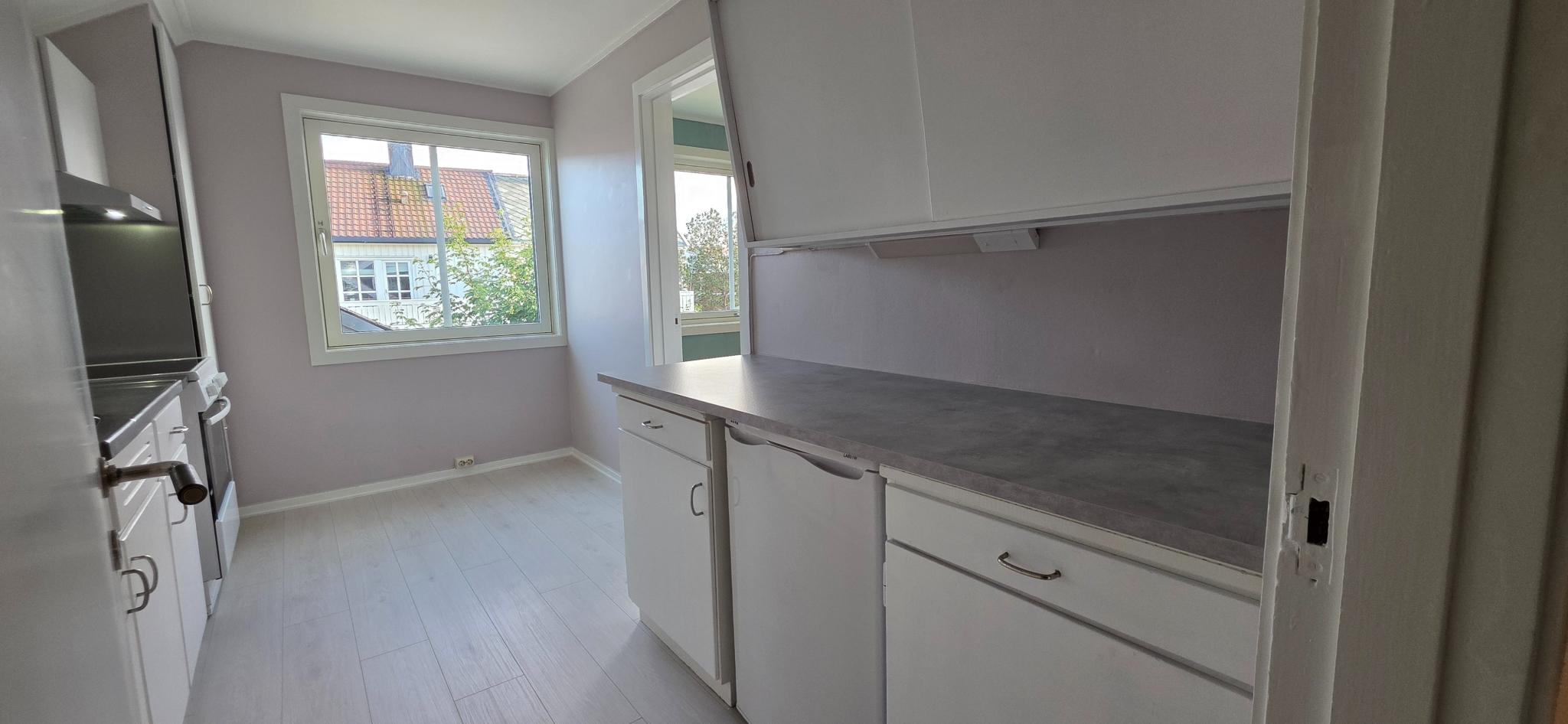 Kitchen with direct entrance in drawing room