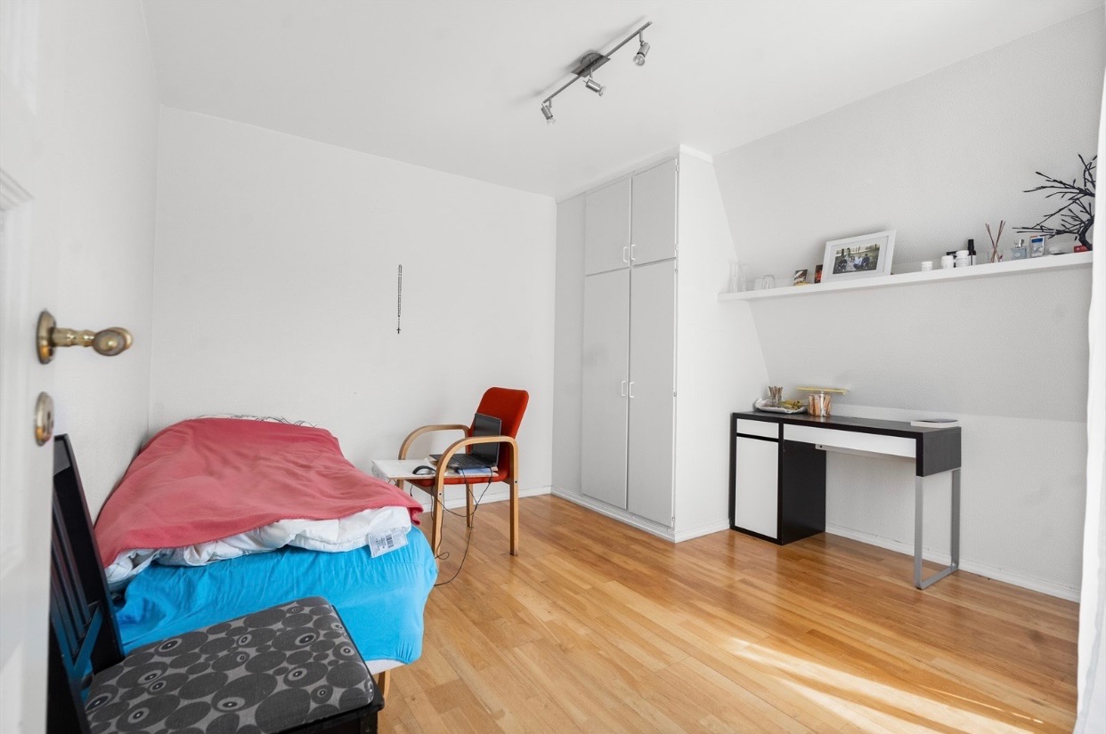  13kvm soverom (Soverom 1 på plantegningen), lyst og fint (NB! Møblene følger ikke med)